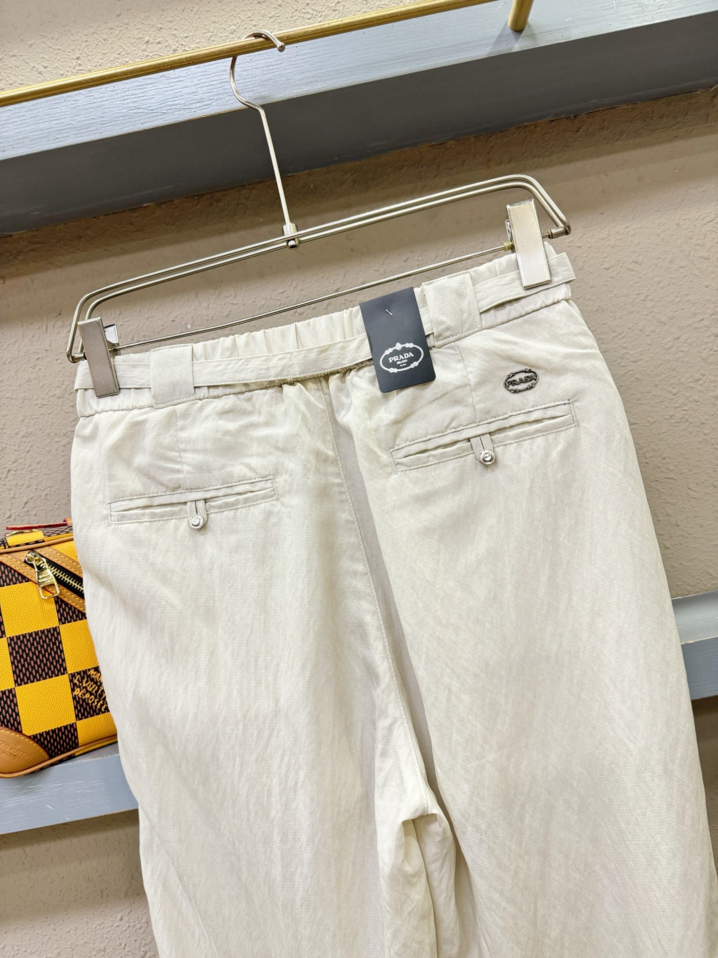 PRADA 普拉达 休闲裤，精选面料，柔软舒适有质感，亚麻面料，原版五金配件，非常炫酷，细节处理精致，上