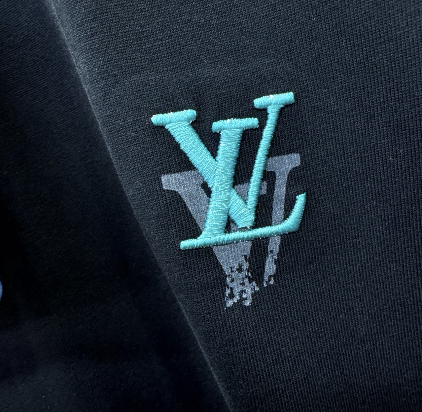 LV路易威登 2026新款短袖T恤！男女同款！走秀图案时尚休闲短袖T恤衫！设计logo设计！极具设计精选