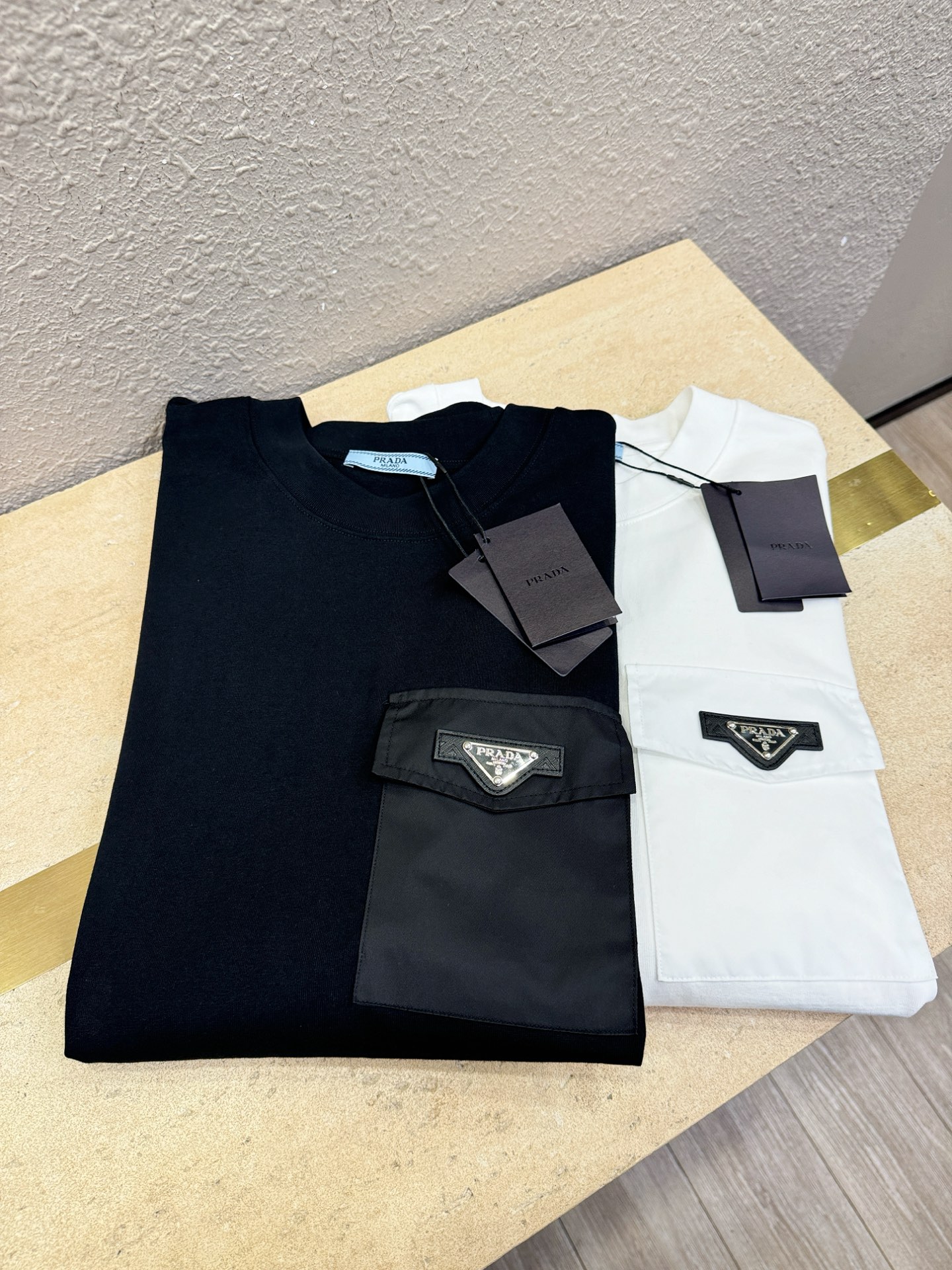 PRADA 普拉达 顶级品质 2026新品短袖！精工设计，原版定制面料，手感柔软。顶级进口私货，时尚设计