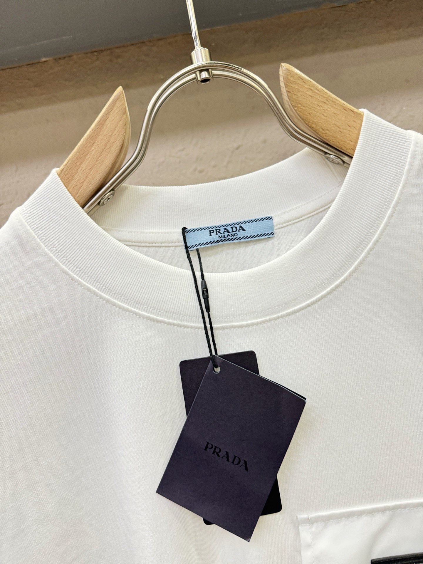 PRADA 普拉达 顶级品质 2026新品短袖！精工设计，原版定制面料，手感柔软。顶级进口私货，时尚设计