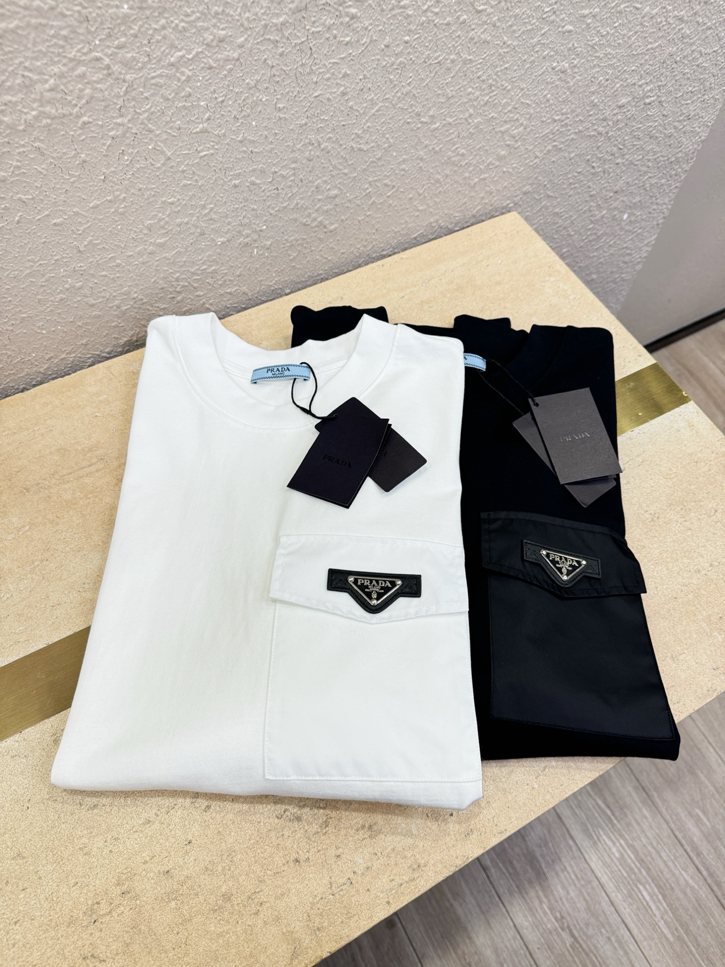 PRADA 普拉达 顶级品质 2026新品短袖！精工设计，原版定制面料，手感柔软。顶级进口私货，时尚设计