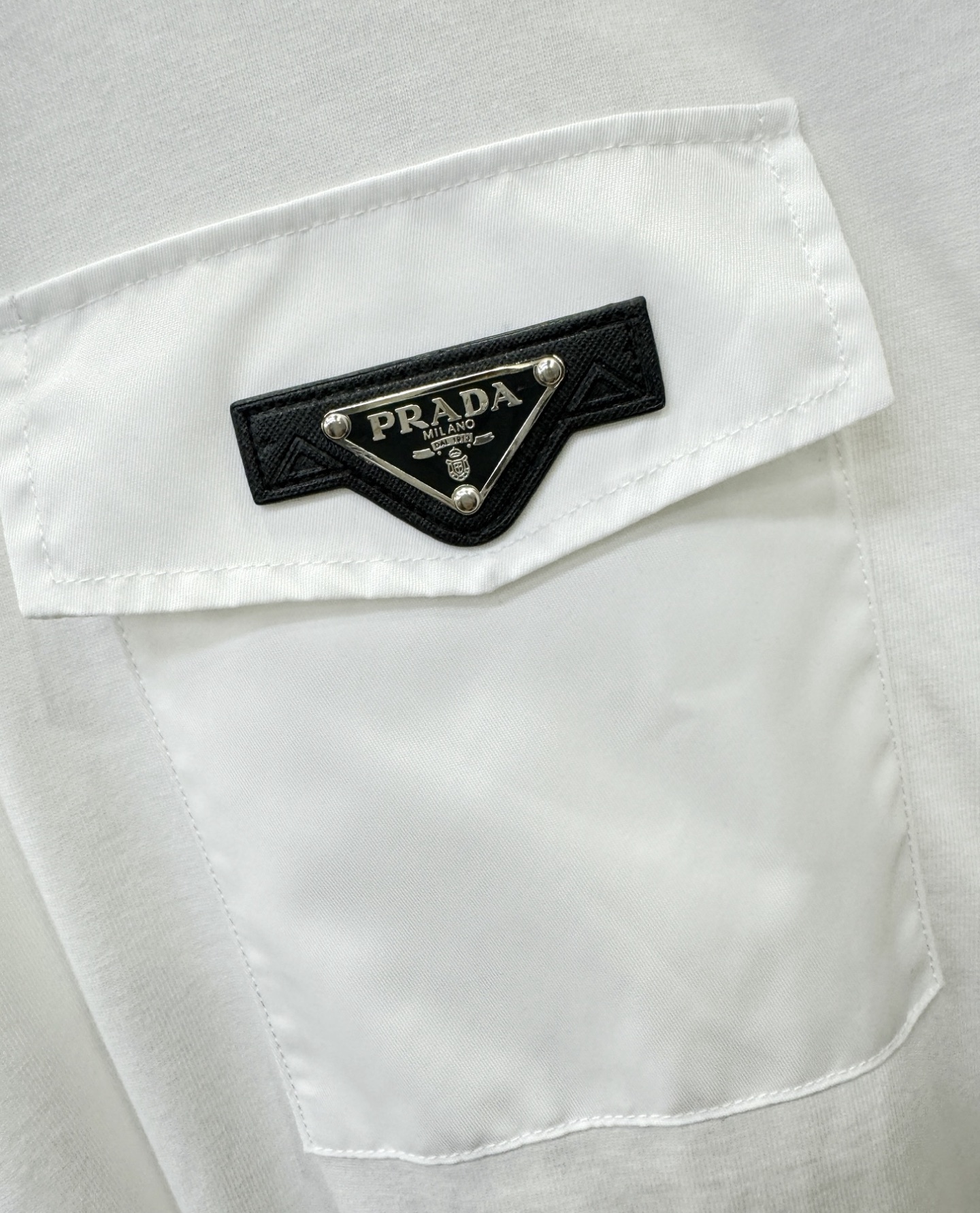 PRADA 普拉达 顶级品质 2026新品短袖！精工设计，原版定制面料，手感柔软。顶级进口私货，时尚设计