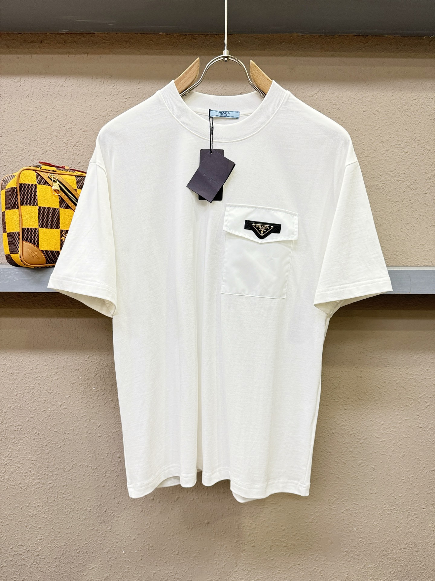 PRADA 普拉达 顶级品质 2026新品短袖！精工设计，原版定制面料，手感柔软。顶级进口私货，时尚设计