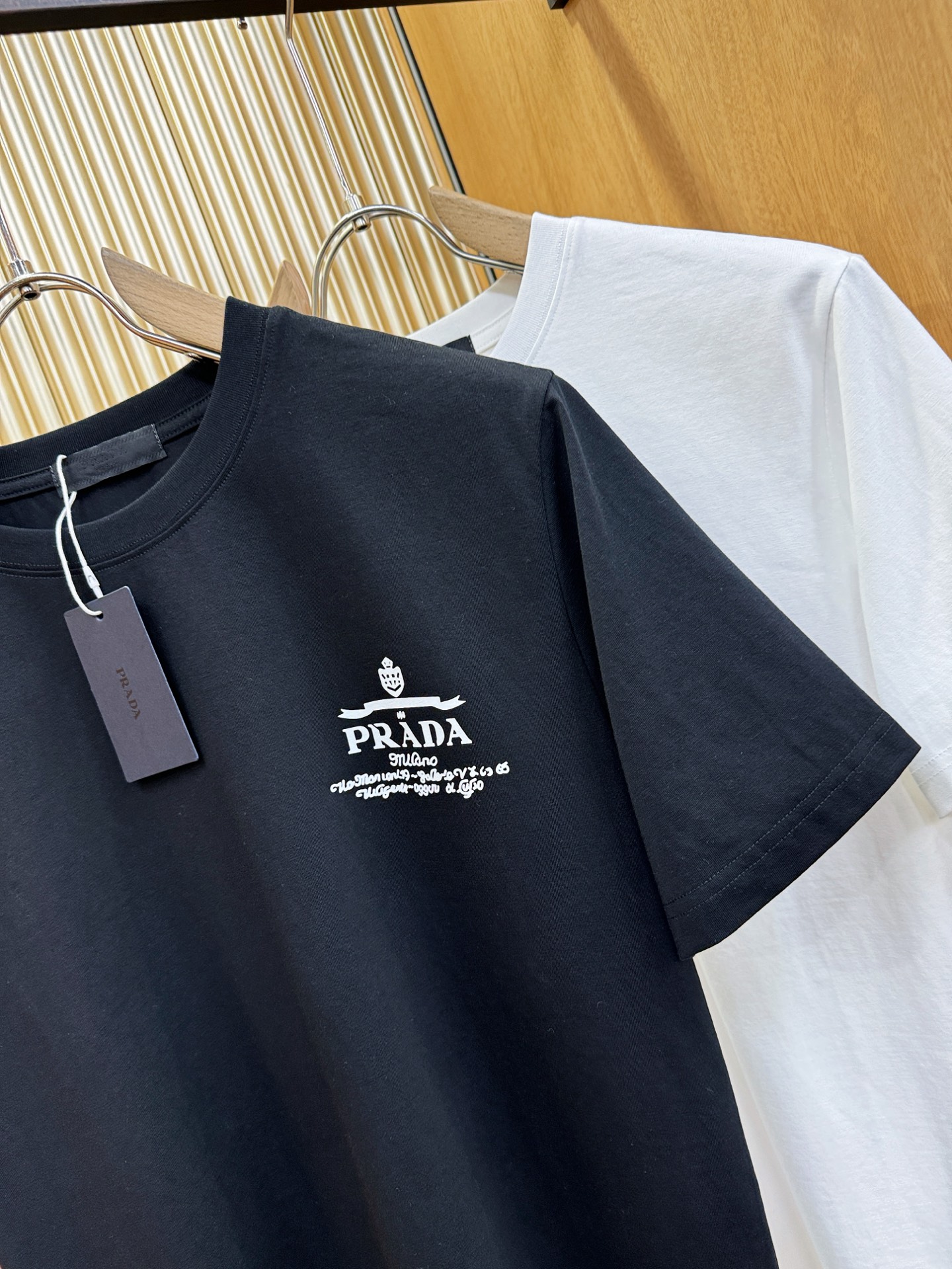 PRADA 普拉达  2026新款短袖T恤！男女同款！走秀图案时尚休闲短袖T恤衫！设计logo设计！极具