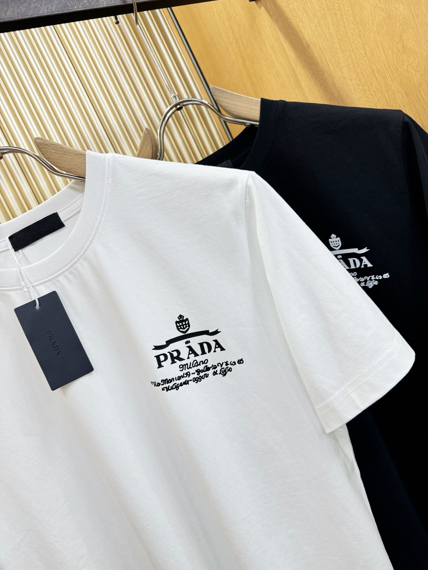 PRADA 普拉达  2026新款短袖T恤！男女同款！走秀图案时尚休闲短袖T恤衫！设计logo设计！极具