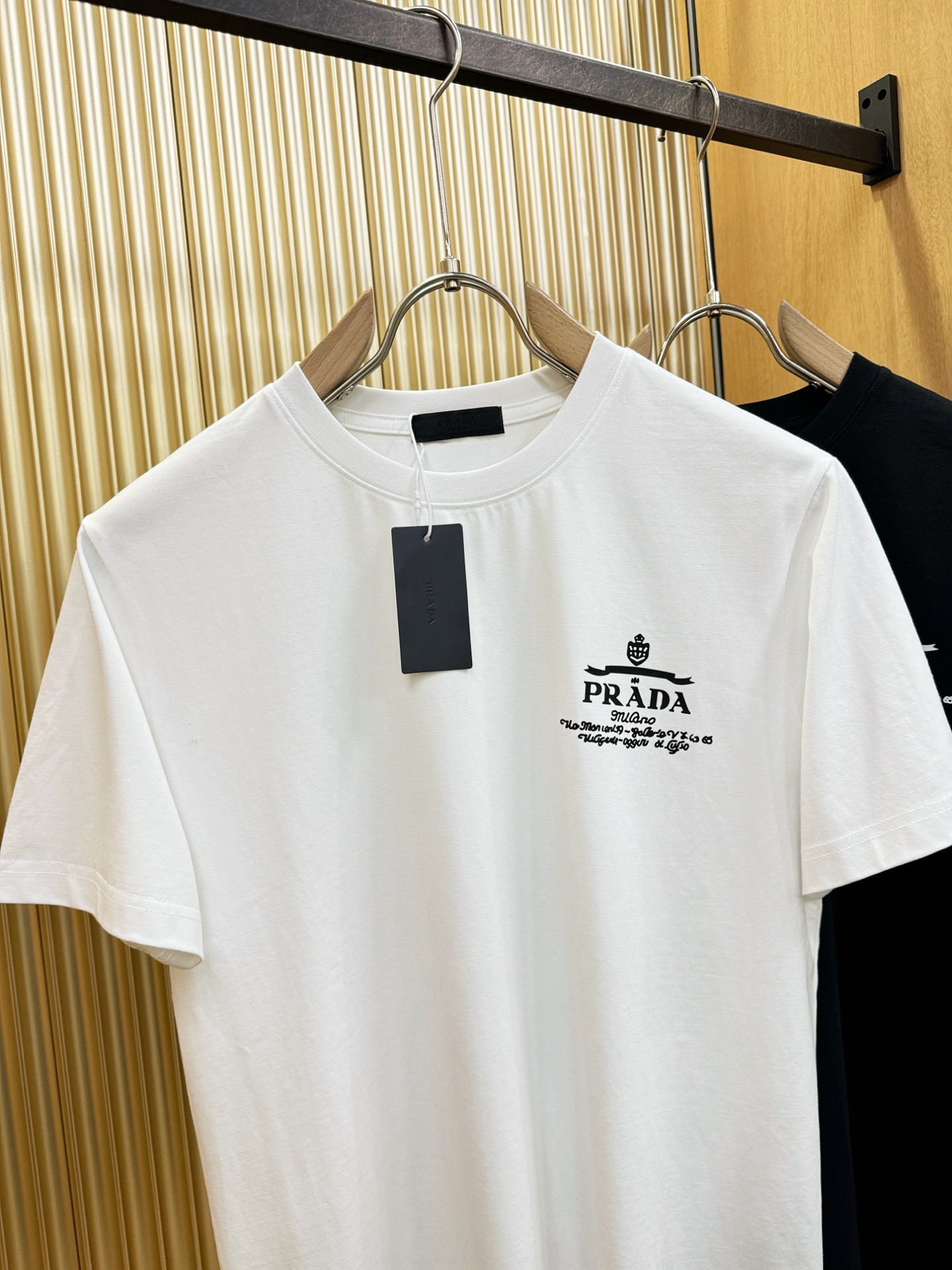 PRADA 普拉达  2026新款短袖T恤！男女同款！走秀图案时尚休闲短袖T恤衫！设计logo设计！极具