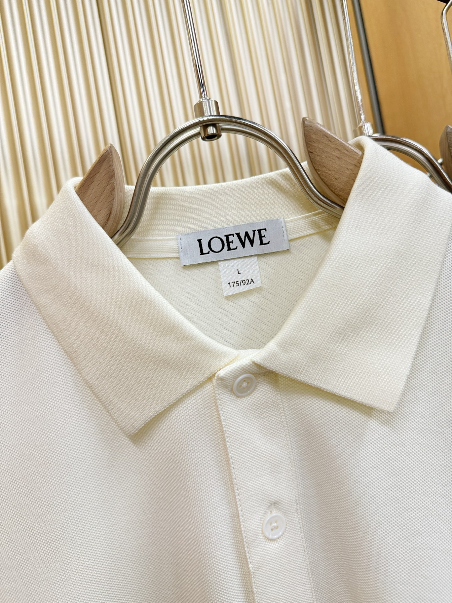 LOEWE罗意威 2026春夏新款首发专柜最新款翻领短袖，定制面料，清爽透气。高端订制 设计前卫时尚！品