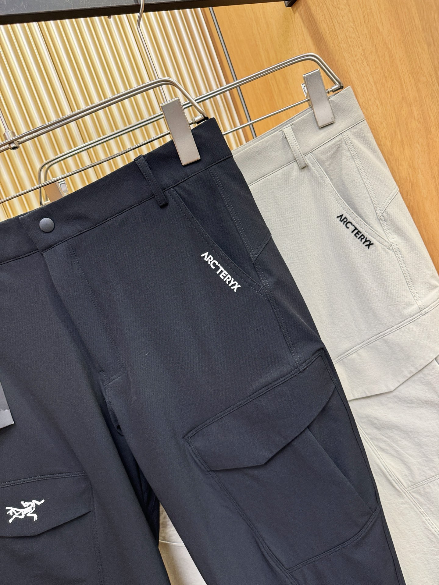 ARC‘TERYX/始祖鸟 防晒休闲裤，选用防晒面料，柔软舒适有质感，原版五金配件，非常炫酷，细节处理精