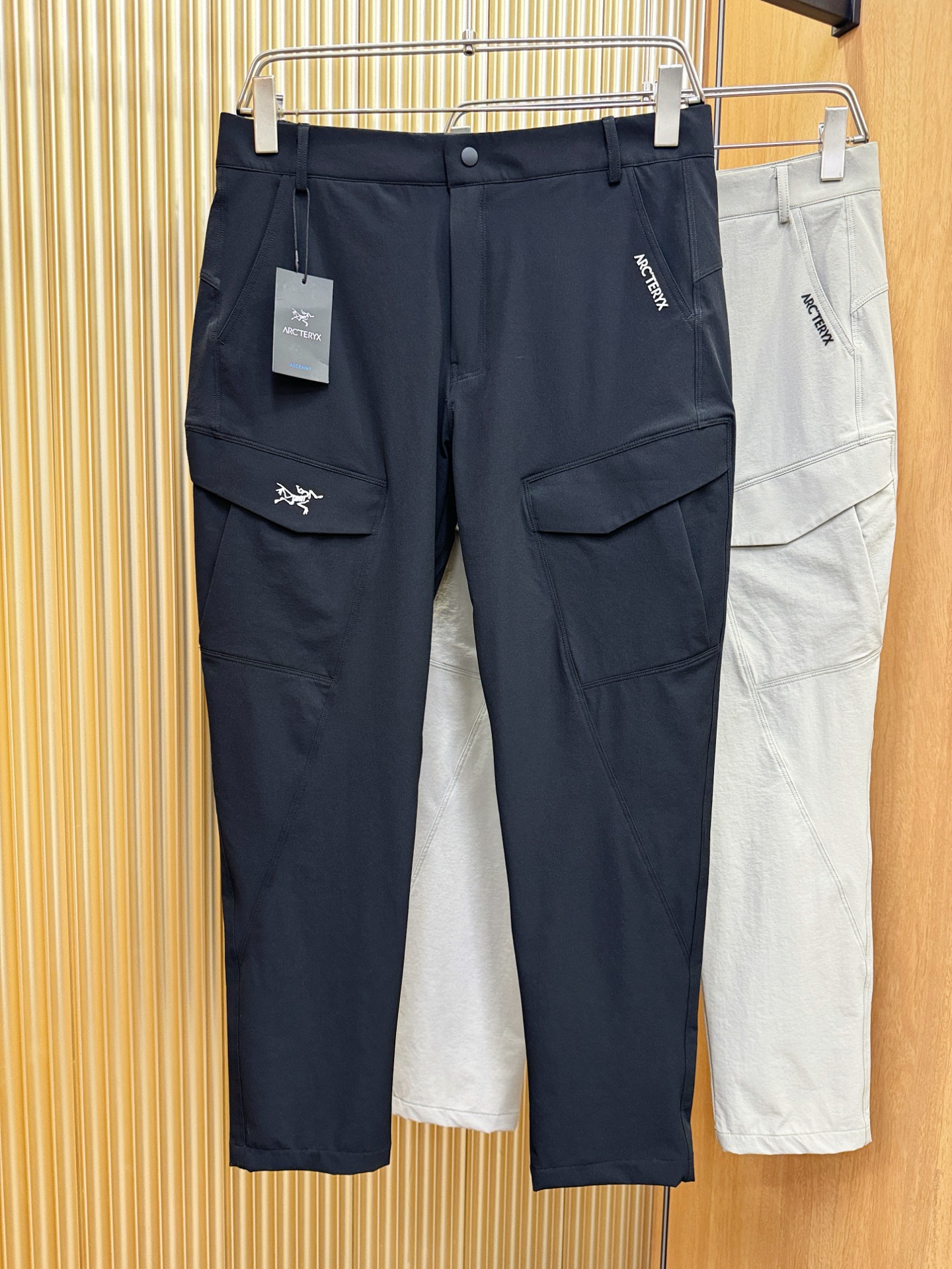 ARC‘TERYX/始祖鸟 防晒休闲裤，选用防晒面料，柔软舒适有质感，原版五金配件，非常炫酷，细节处理精
