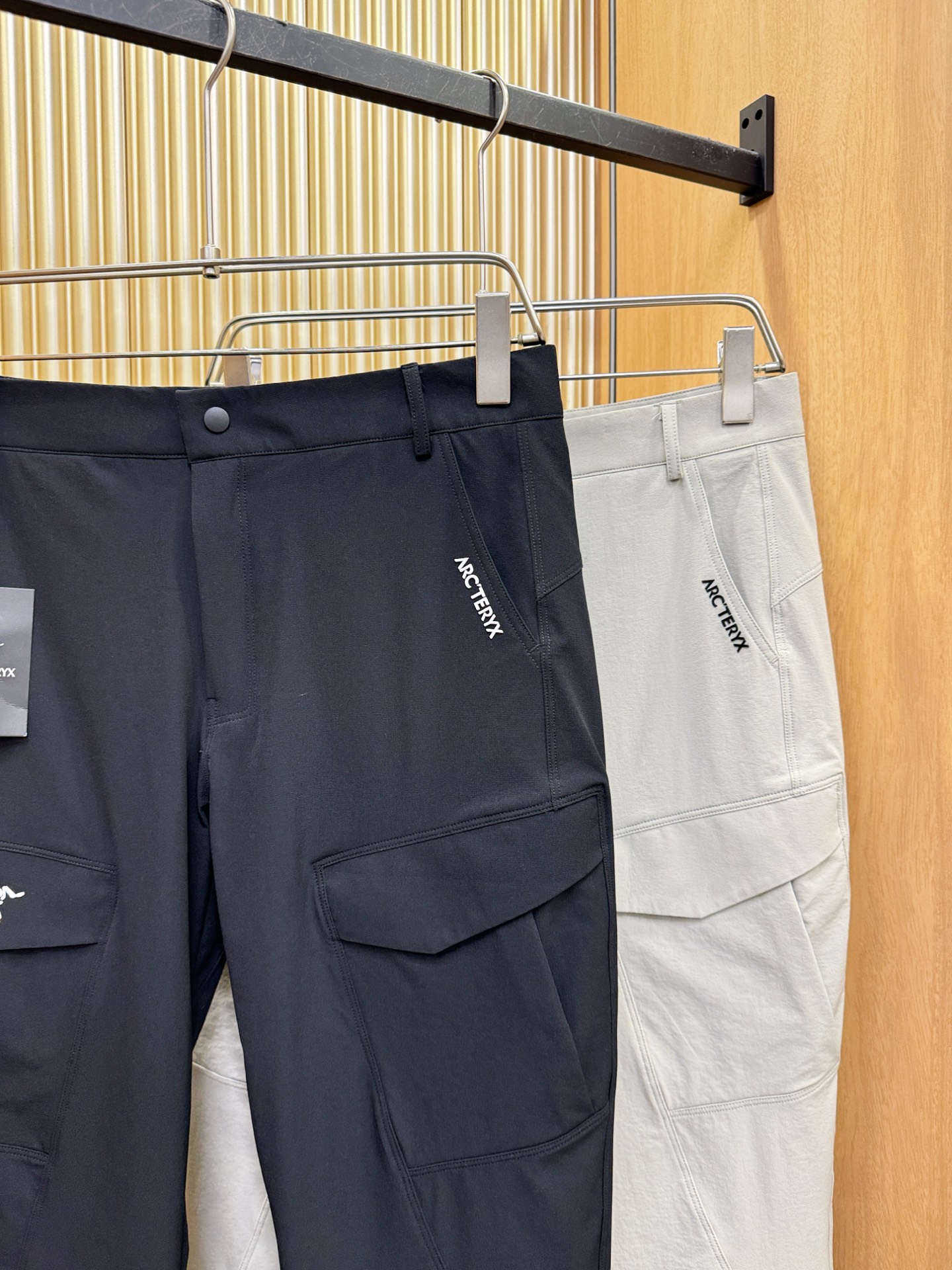ARC‘TERYX/始祖鸟 防晒休闲裤，选用防晒面料，柔软舒适有质感，原版五金配件，非常炫酷，细节处理精
