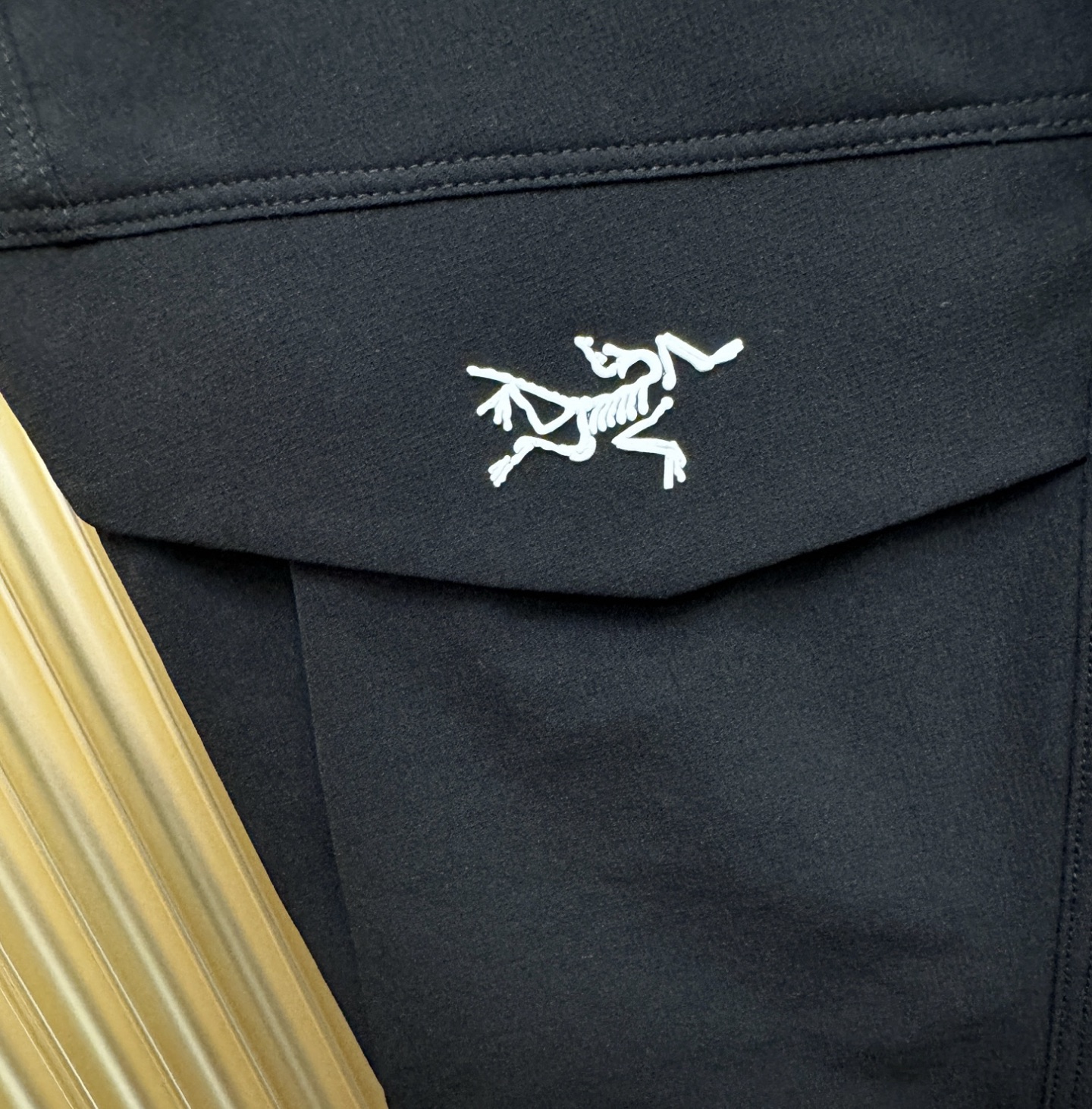 ARC‘TERYX/始祖鸟 防晒休闲裤，选用防晒面料，柔软舒适有质感，原版五金配件，非常炫酷，细节处理精