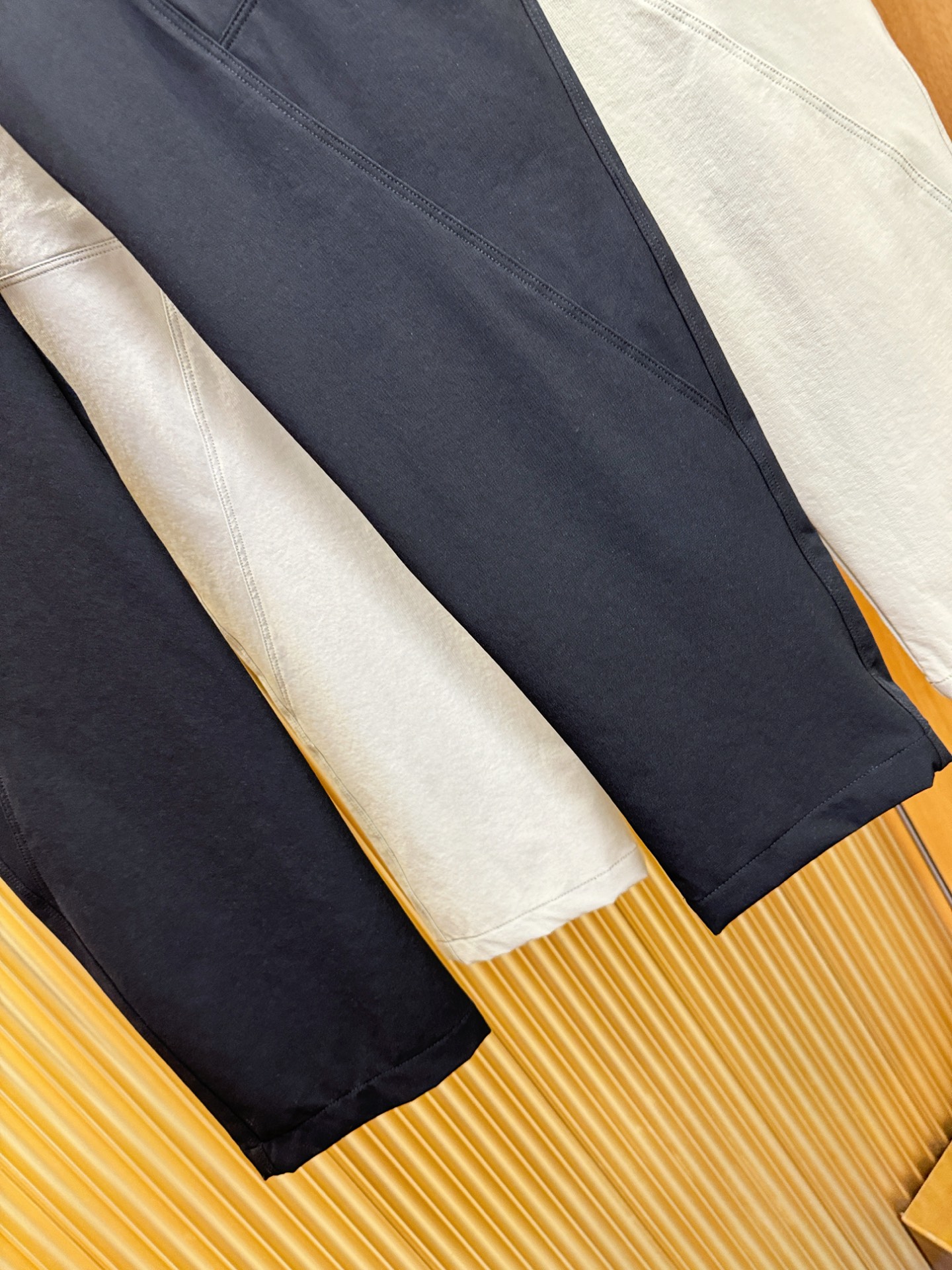 ARC‘TERYX/始祖鸟 防晒休闲裤，选用防晒面料，柔软舒适有质感，原版五金配件，非常炫酷，细节处理精