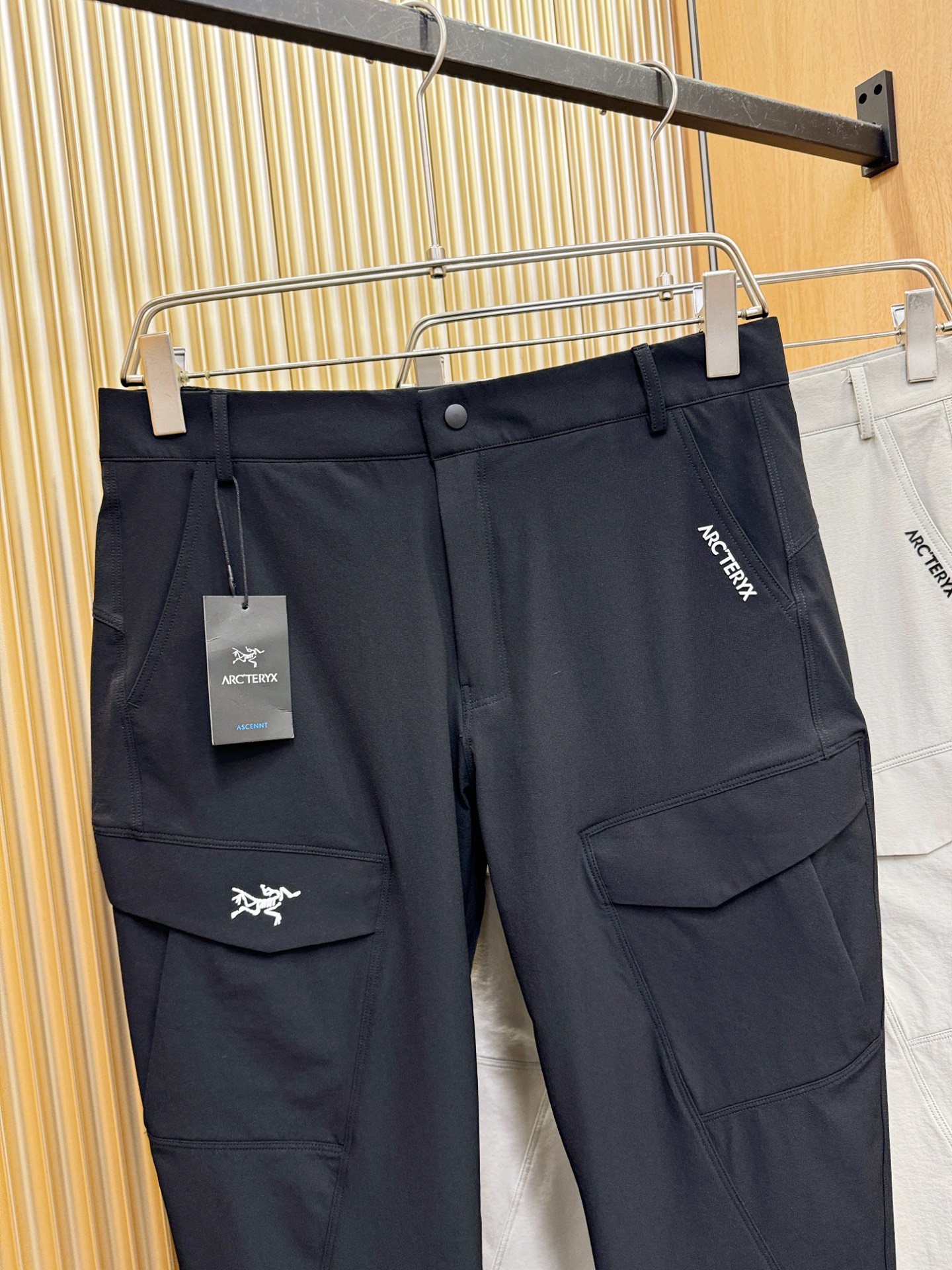 ARC‘TERYX/始祖鸟 防晒休闲裤，选用防晒面料，柔软舒适有质感，原版五金配件，非常炫酷，细节处理精