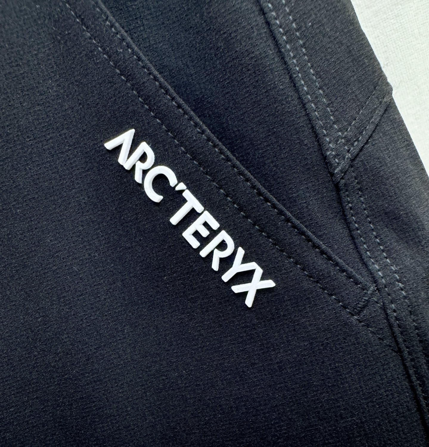 ARC‘TERYX/始祖鸟 防晒休闲裤，选用防晒面料，柔软舒适有质感，原版五金配件，非常炫酷，细节处理精