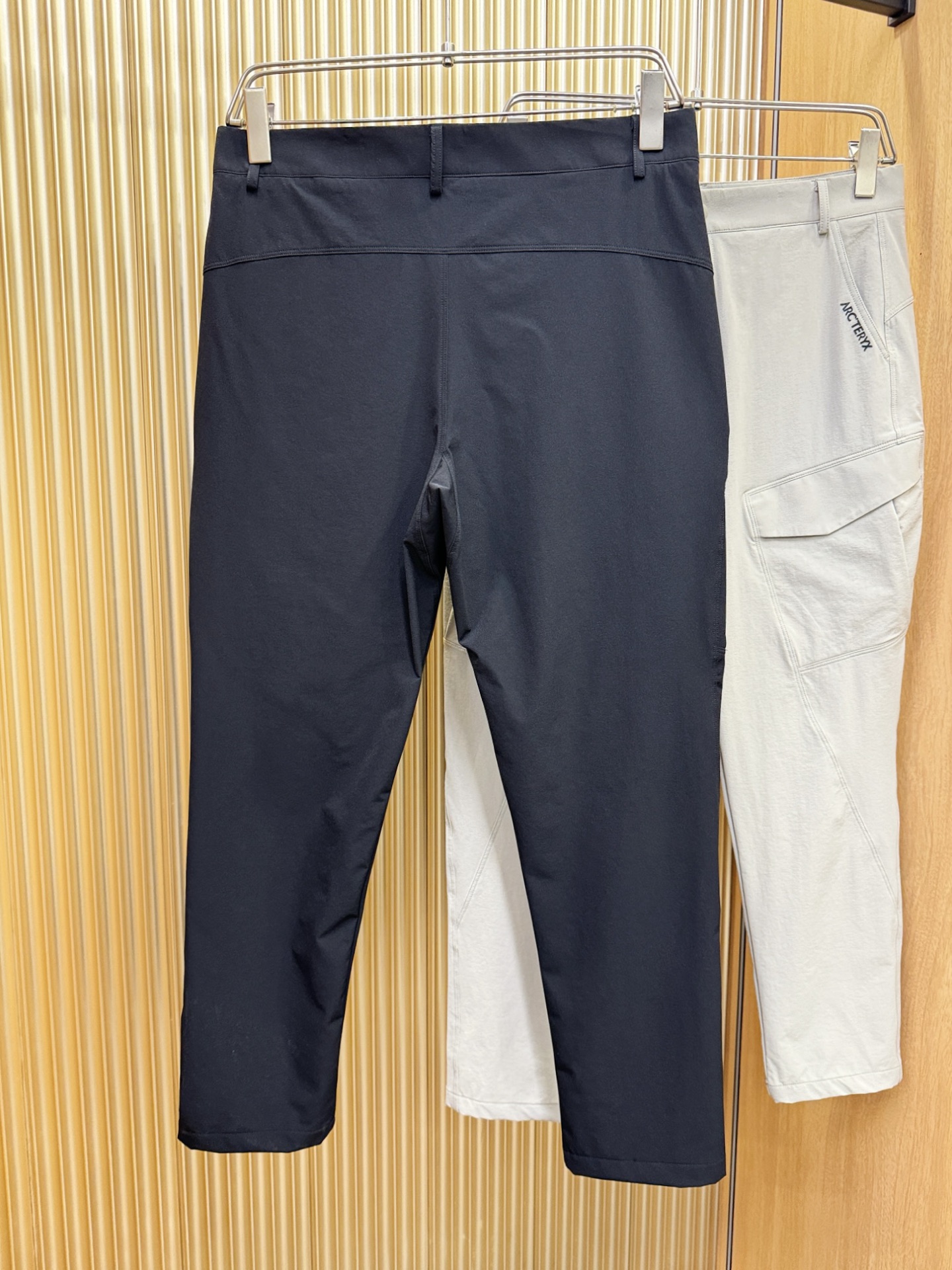 ARC‘TERYX/始祖鸟 防晒休闲裤，选用防晒面料，柔软舒适有质感，原版五金配件，非常炫酷，细节处理精