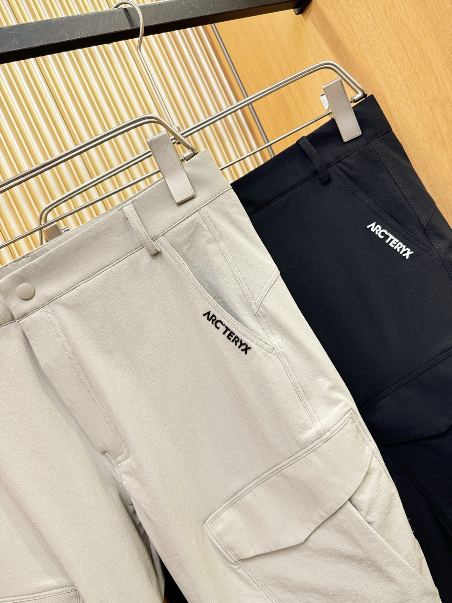 ARC‘TERYX/始祖鸟 防晒休闲裤，选用防晒面料，柔软舒适有质感，原版五金配件，非常炫酷，细节处理精