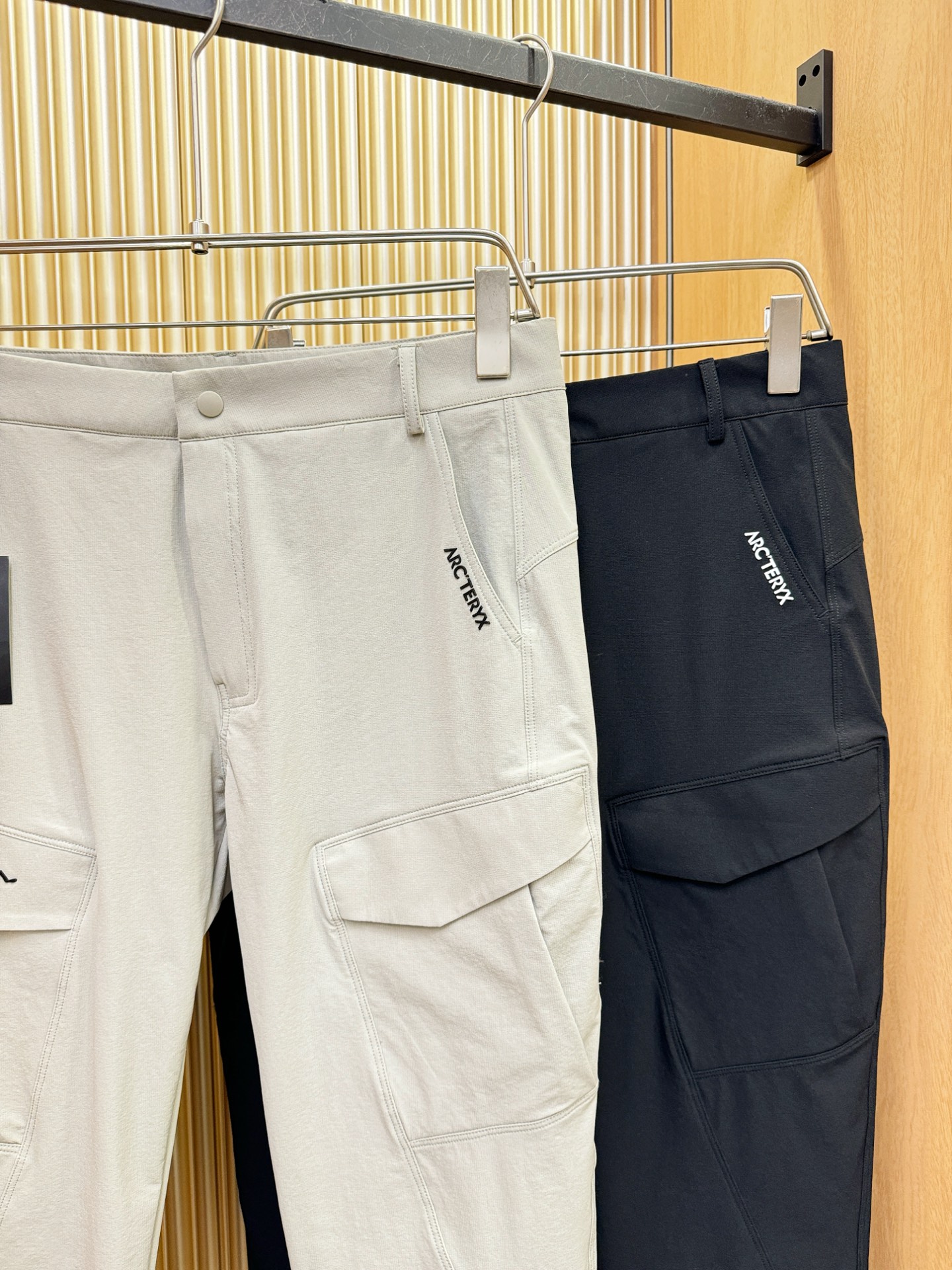 ARC‘TERYX/始祖鸟 防晒休闲裤，选用防晒面料，柔软舒适有质感，原版五金配件，非常炫酷，细节处理精