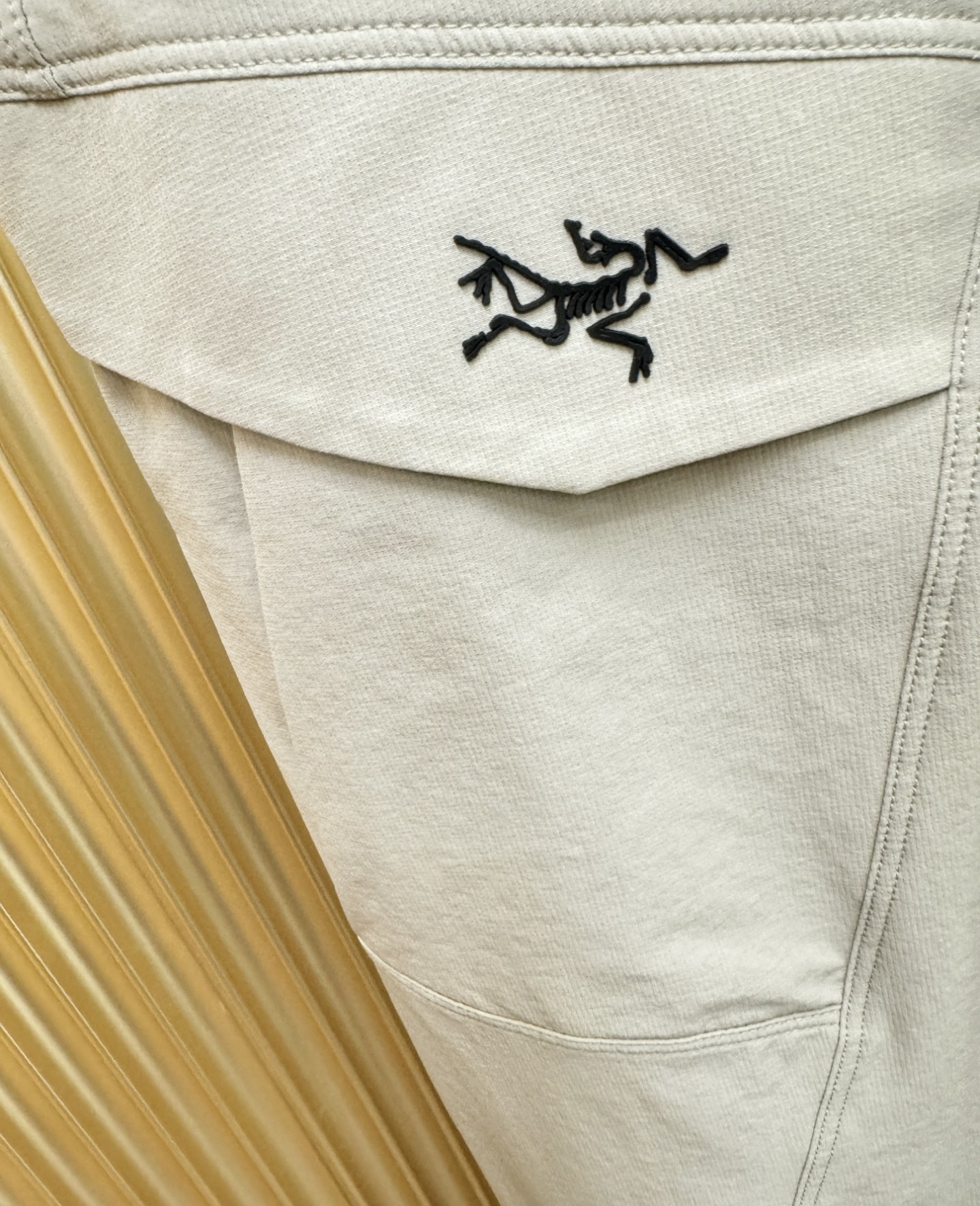 ARC‘TERYX/始祖鸟 防晒休闲裤，选用防晒面料，柔软舒适有质感，原版五金配件，非常炫酷，细节处理精