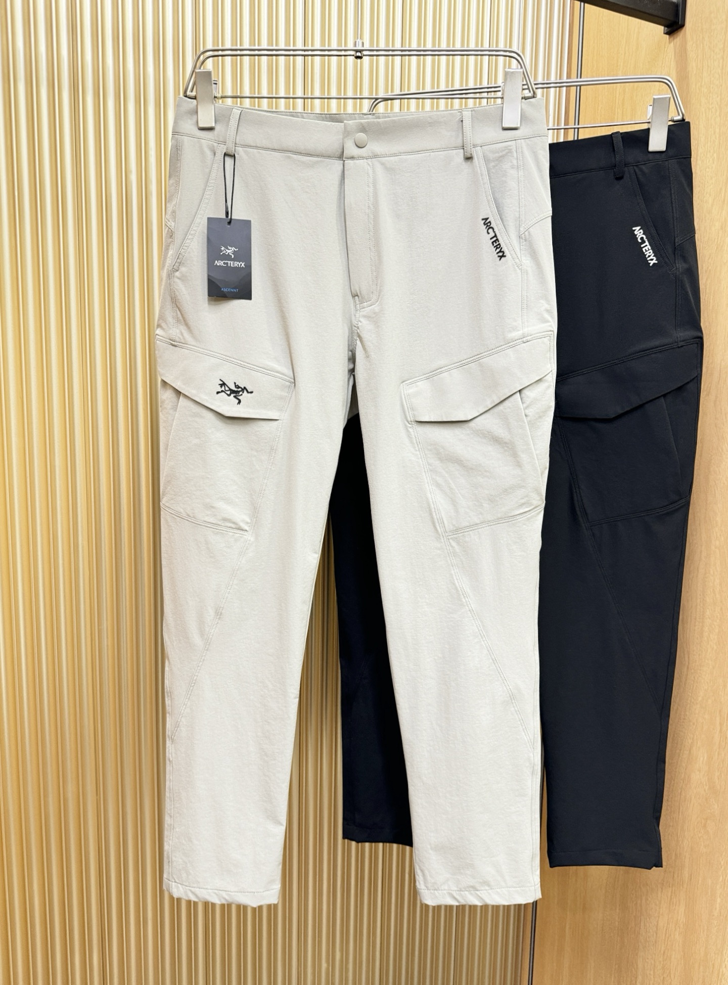 ARC‘TERYX/始祖鸟 防晒休闲裤，选用防晒面料，柔软舒适有质感，原版五金配件，非常炫酷，细节处理精
