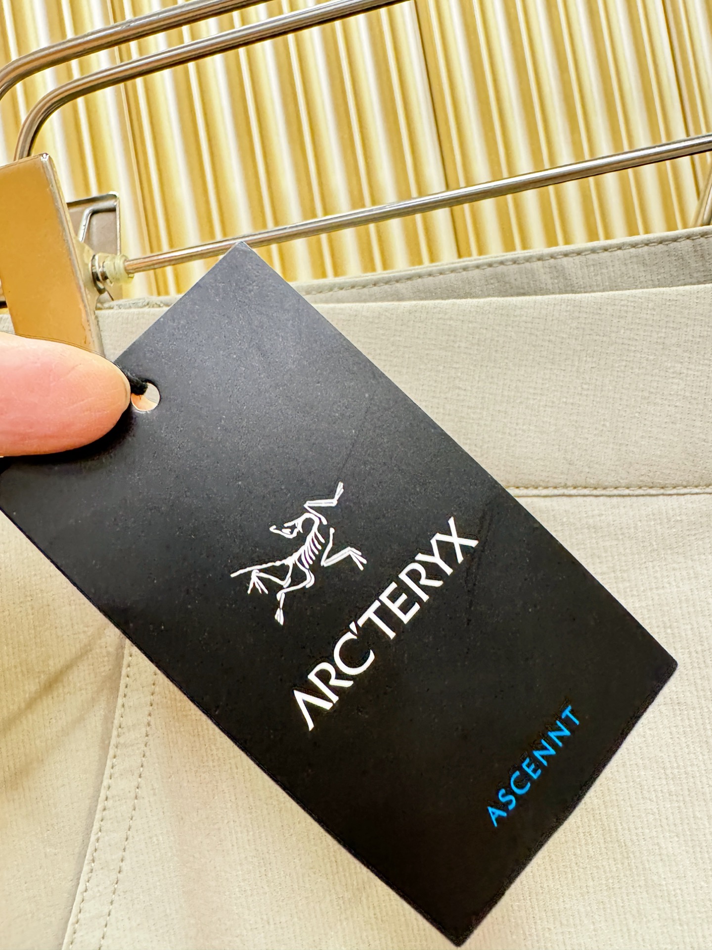 ARC‘TERYX/始祖鸟 防晒休闲裤，选用防晒面料，柔软舒适有质感，原版五金配件，非常炫酷，细节处理精