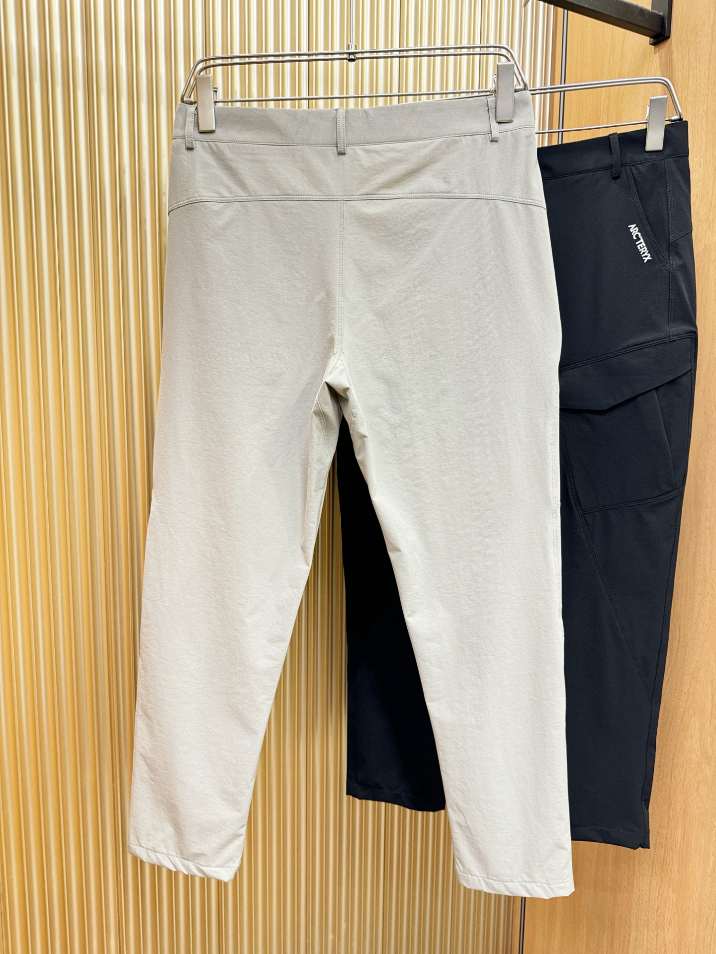 ARC‘TERYX/始祖鸟 防晒休闲裤，选用防晒面料，柔软舒适有质感，原版五金配件，非常炫酷，细节处理精