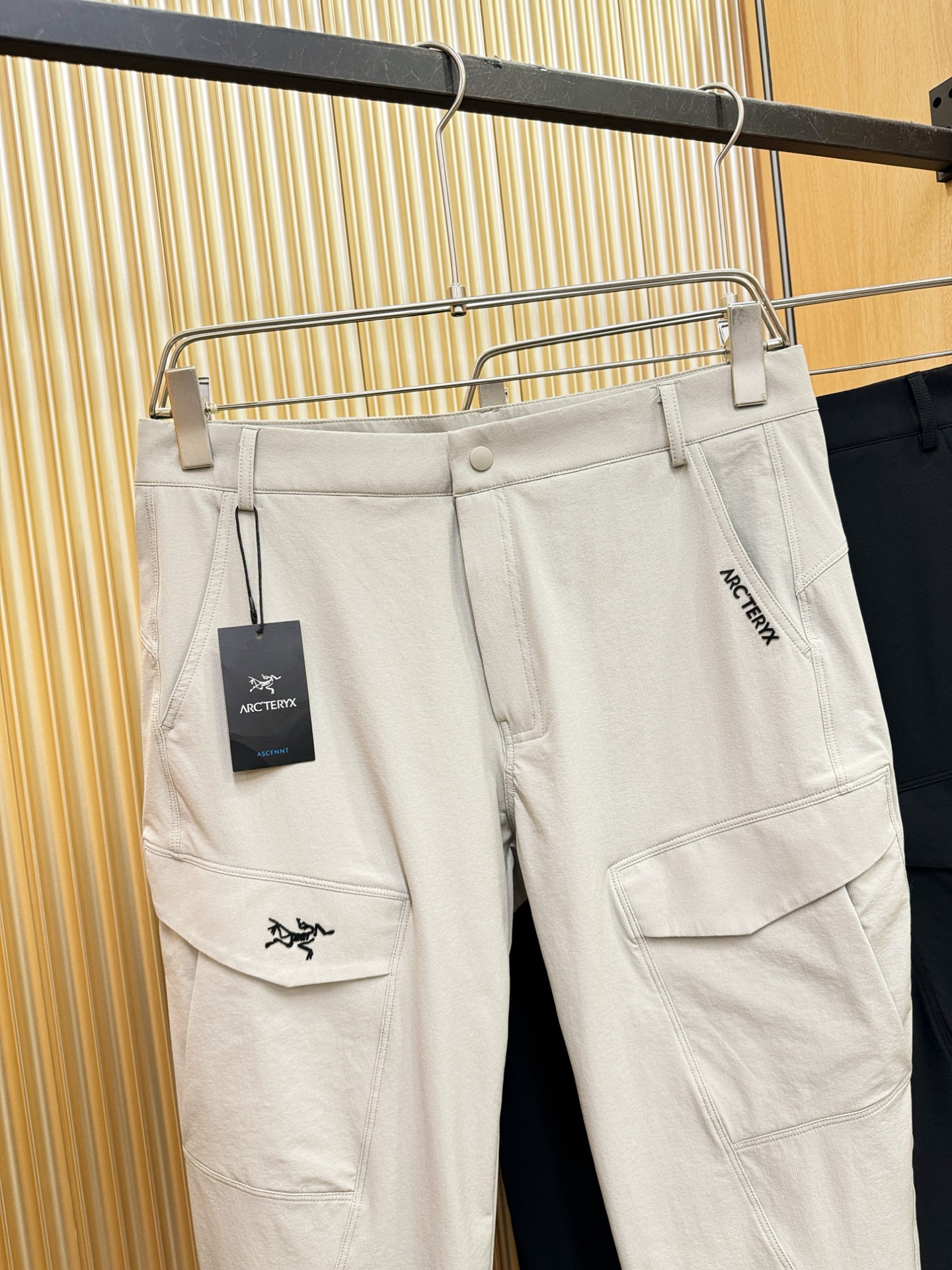 ARC‘TERYX/始祖鸟 防晒休闲裤，选用防晒面料，柔软舒适有质感，原版五金配件，非常炫酷，细节处理精