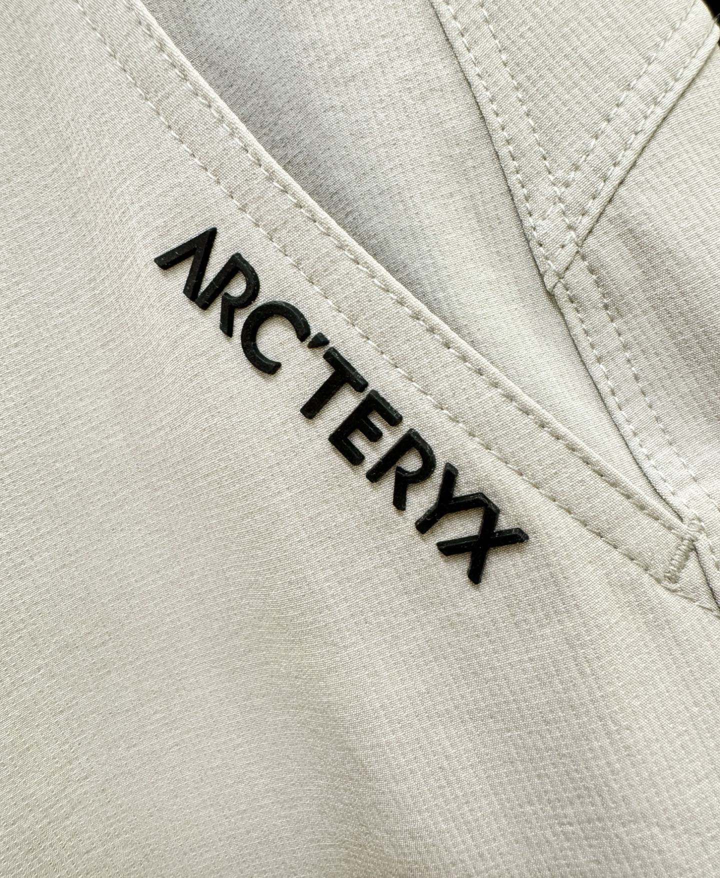 ARC‘TERYX/始祖鸟 防晒休闲裤，选用防晒面料，柔软舒适有质感，原版五金配件，非常炫酷，细节处理精