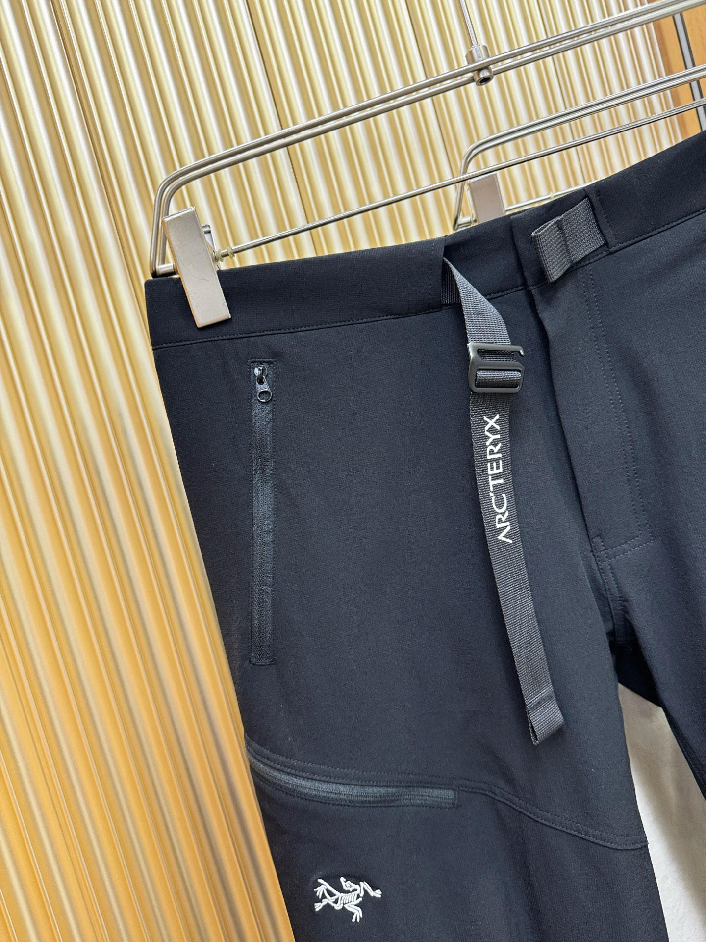 ARC‘TERYX/始祖鸟 防晒休闲裤，选用防晒面料，柔软舒适有质感，原版五金配件，非常炫酷，细节处理精
