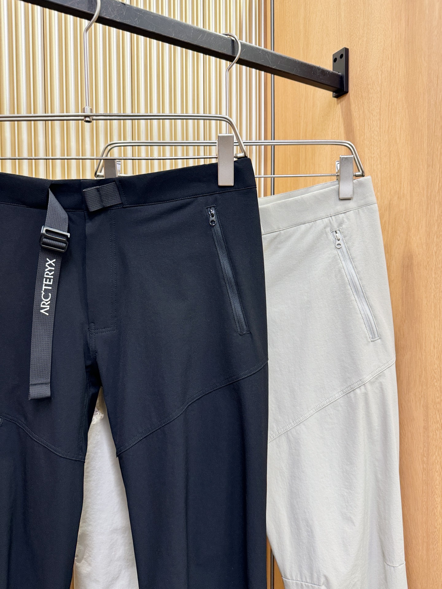 ARC‘TERYX/始祖鸟 防晒休闲裤，选用防晒面料，柔软舒适有质感，原版五金配件，非常炫酷，细节处理精