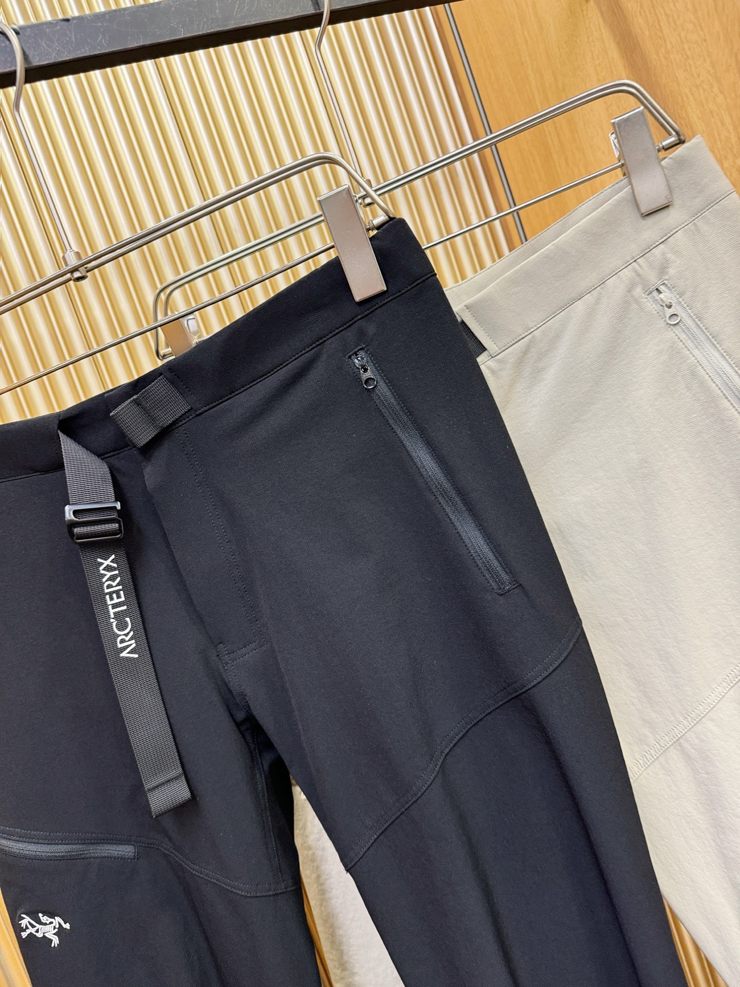 ARC‘TERYX/始祖鸟 防晒休闲裤，选用防晒面料，柔软舒适有质感，原版五金配件，非常炫酷，细节处理精