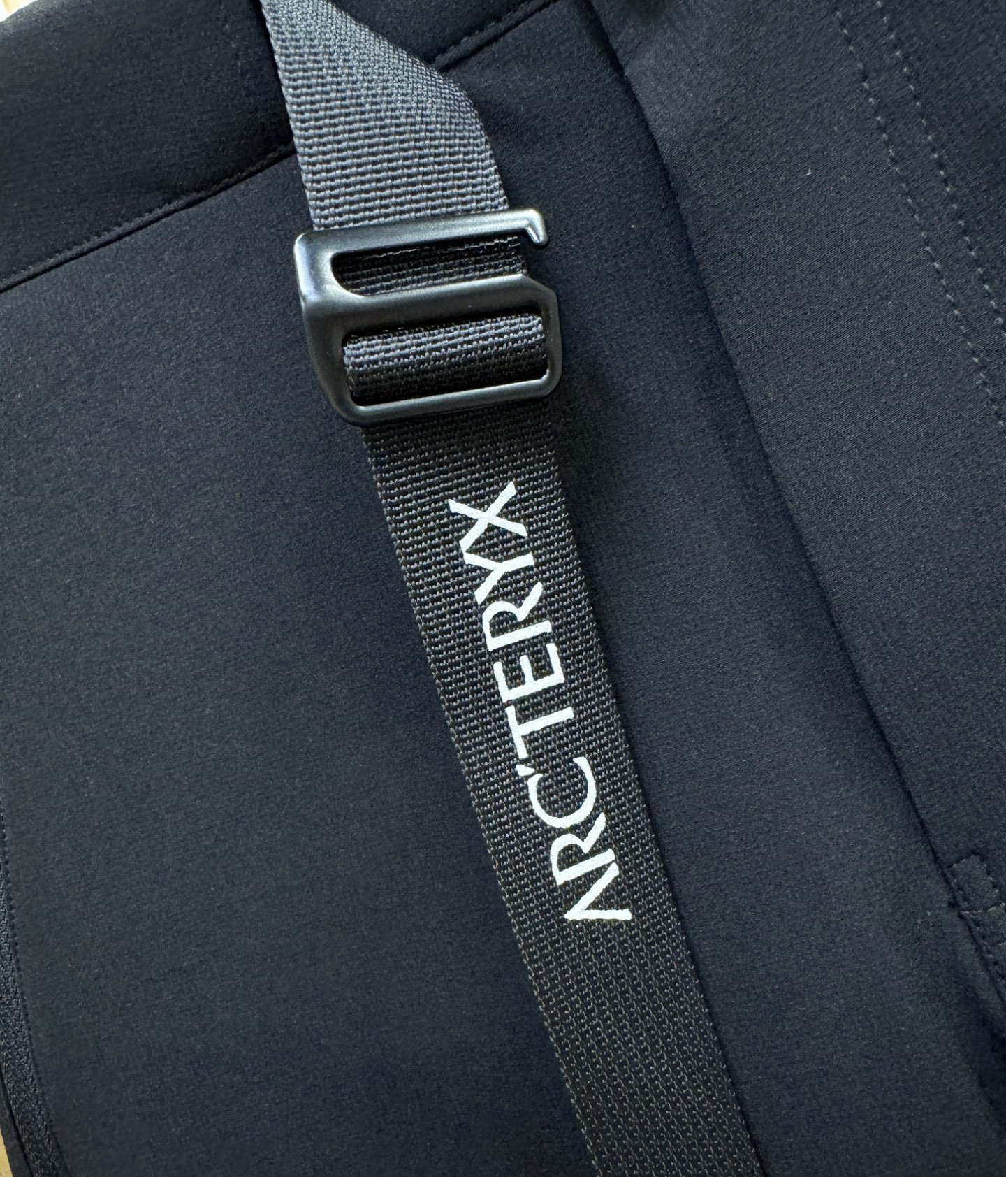 ARC‘TERYX/始祖鸟 防晒休闲裤，选用防晒面料，柔软舒适有质感，原版五金配件，非常炫酷，细节处理精
