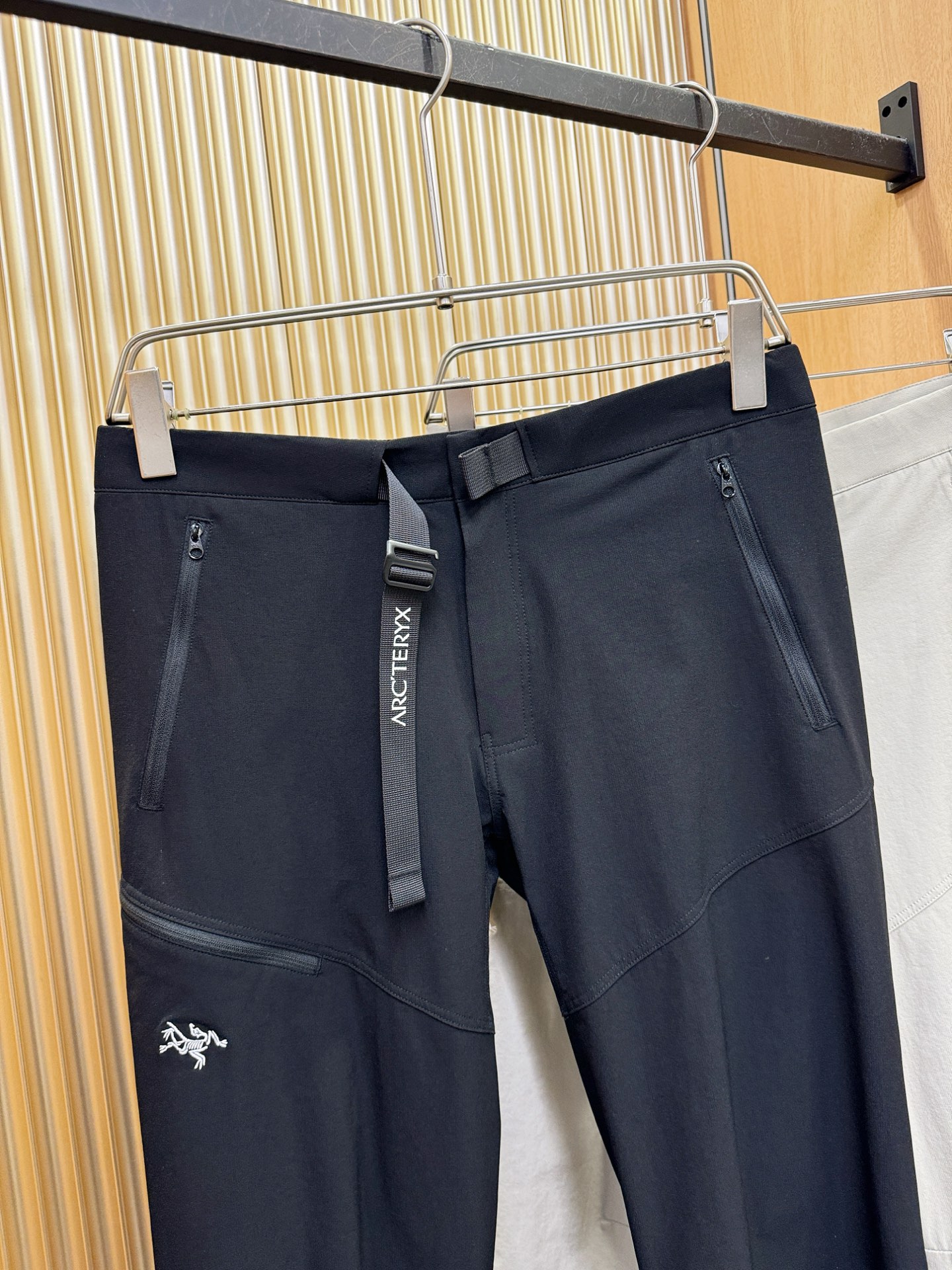 ARC‘TERYX/始祖鸟 防晒休闲裤，选用防晒面料，柔软舒适有质感，原版五金配件，非常炫酷，细节处理精
