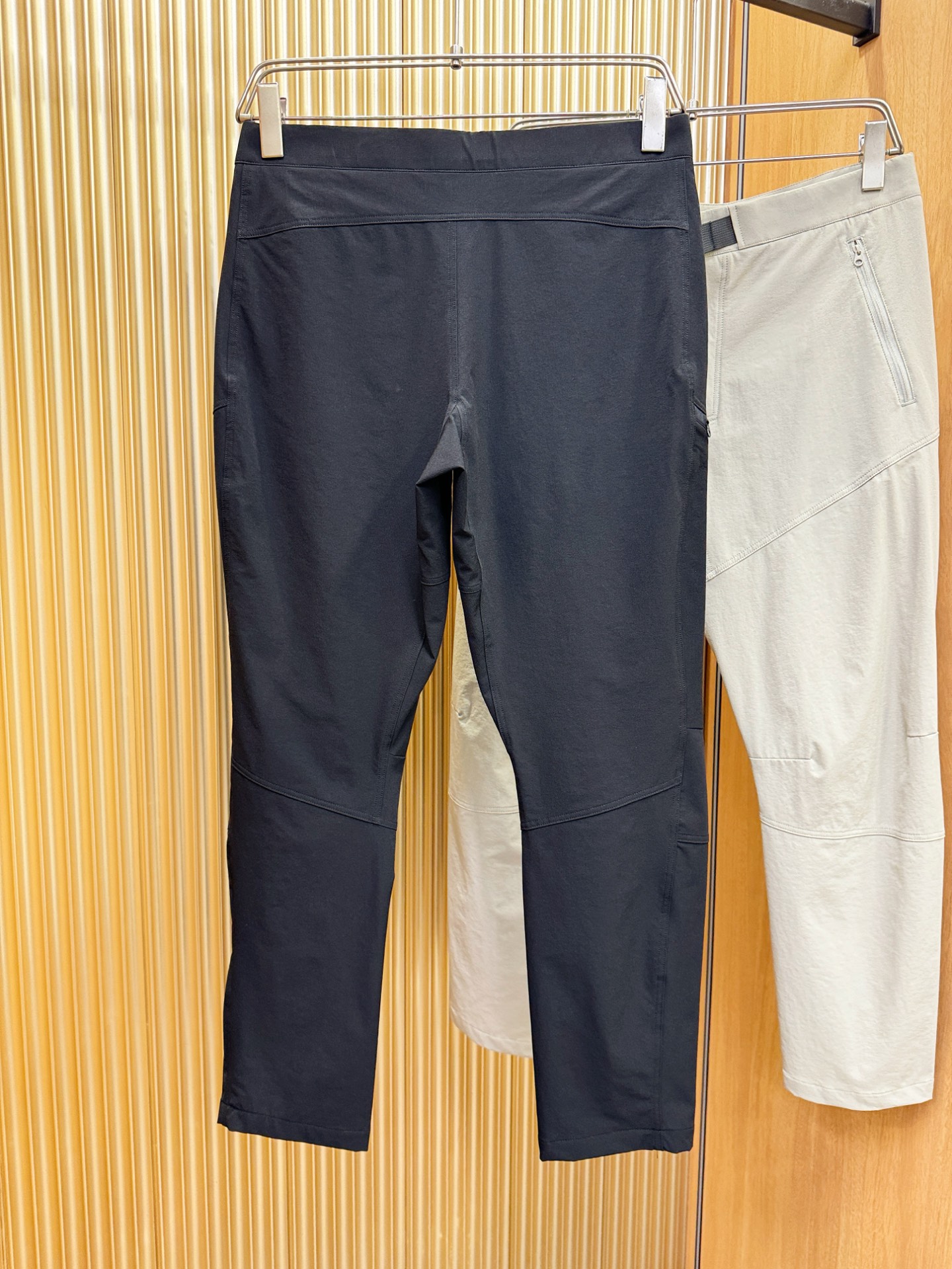 ARC‘TERYX/始祖鸟 防晒休闲裤，选用防晒面料，柔软舒适有质感，原版五金配件，非常炫酷，细节处理精
