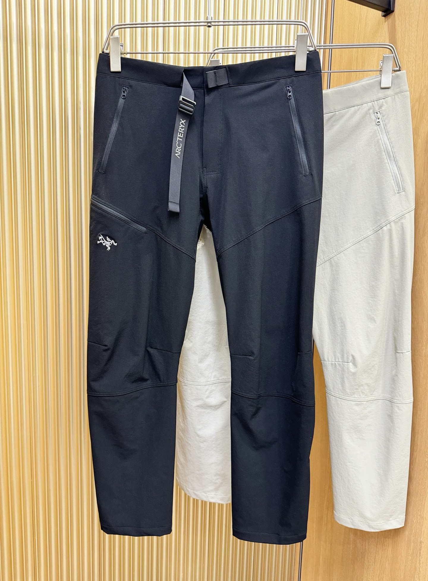 ARC‘TERYX/始祖鸟 防晒休闲裤，选用防晒面料，柔软舒适有质感，原版五金配件，非常炫酷，细节处理精
