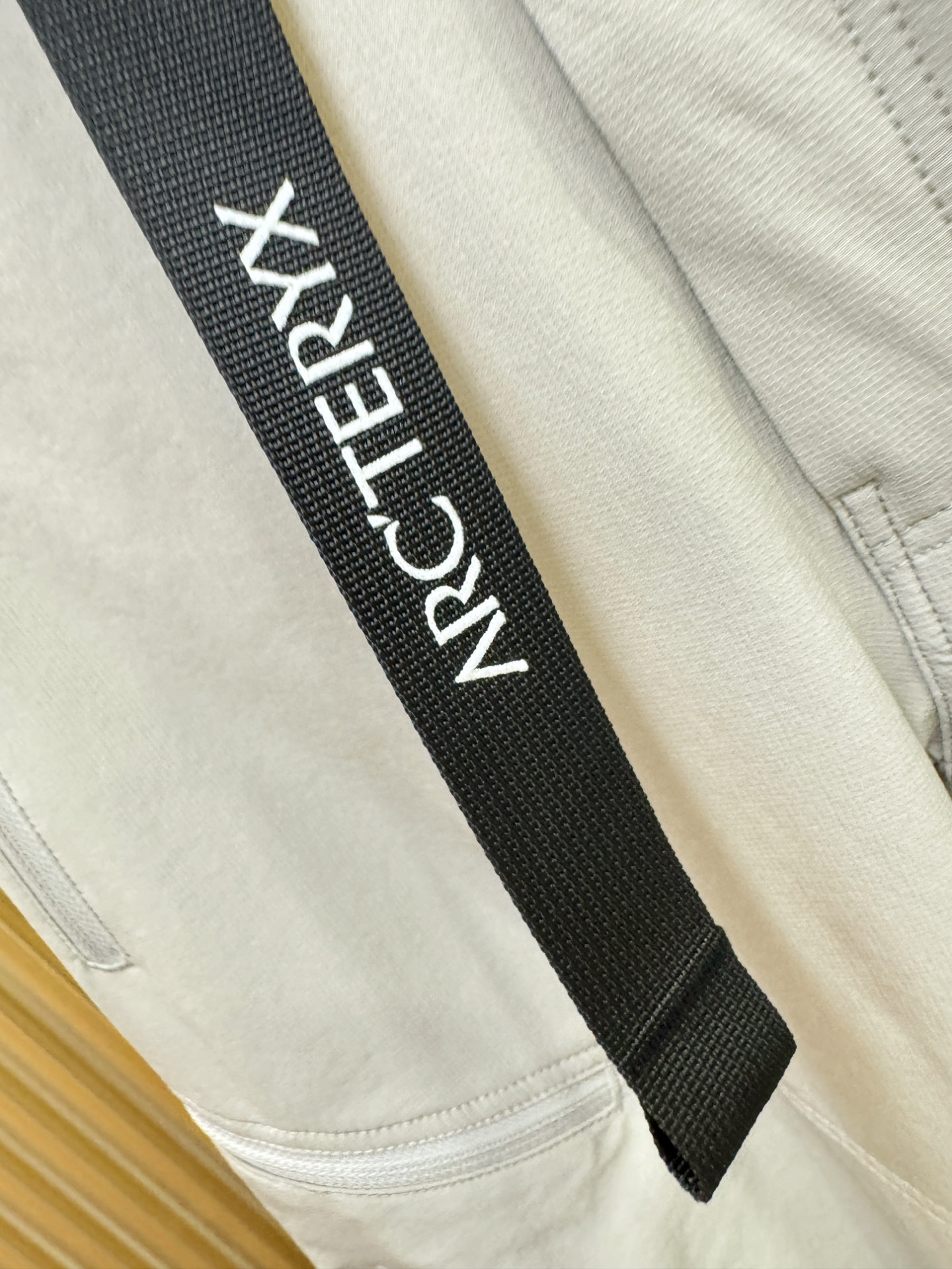 ARC‘TERYX/始祖鸟 防晒休闲裤，选用防晒面料，柔软舒适有质感，原版五金配件，非常炫酷，细节处理精