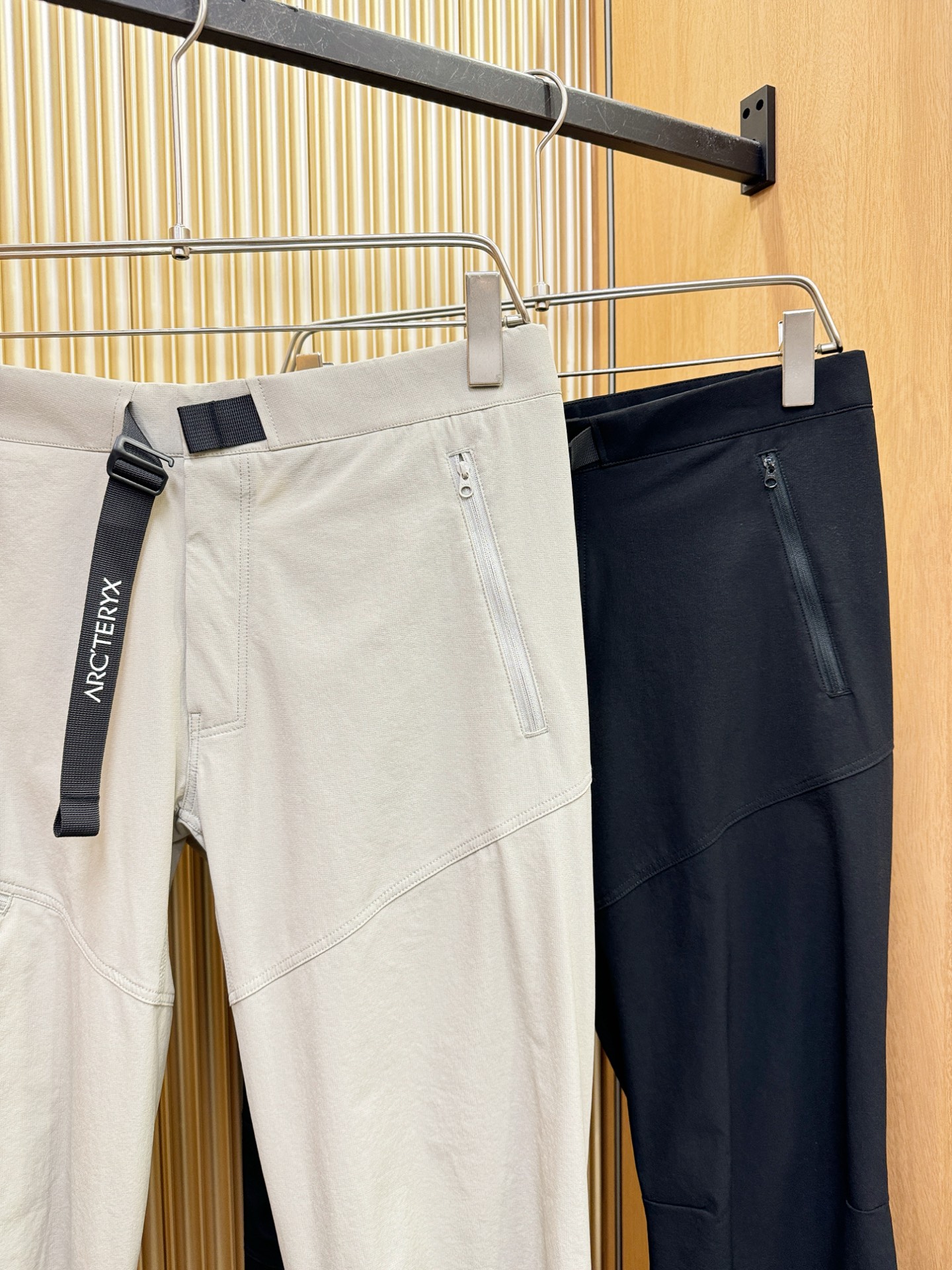 ARC‘TERYX/始祖鸟 防晒休闲裤，选用防晒面料，柔软舒适有质感，原版五金配件，非常炫酷，细节处理精
