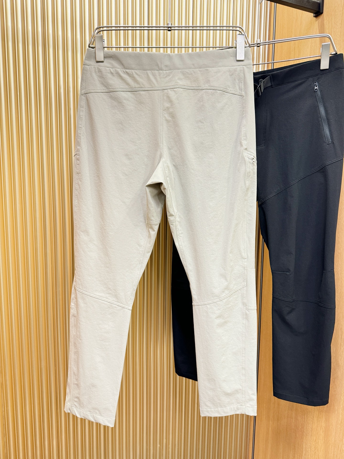ARC‘TERYX/始祖鸟 防晒休闲裤，选用防晒面料，柔软舒适有质感，原版五金配件，非常炫酷，细节处理精