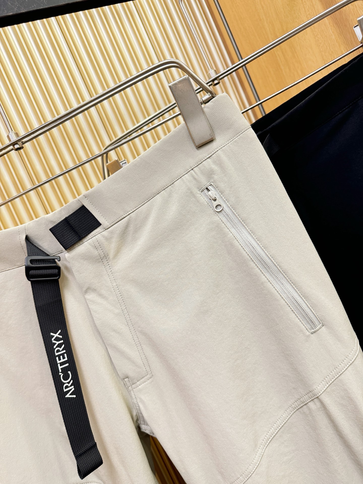 ARC‘TERYX/始祖鸟 防晒休闲裤，选用防晒面料，柔软舒适有质感，原版五金配件，非常炫酷，细节处理精