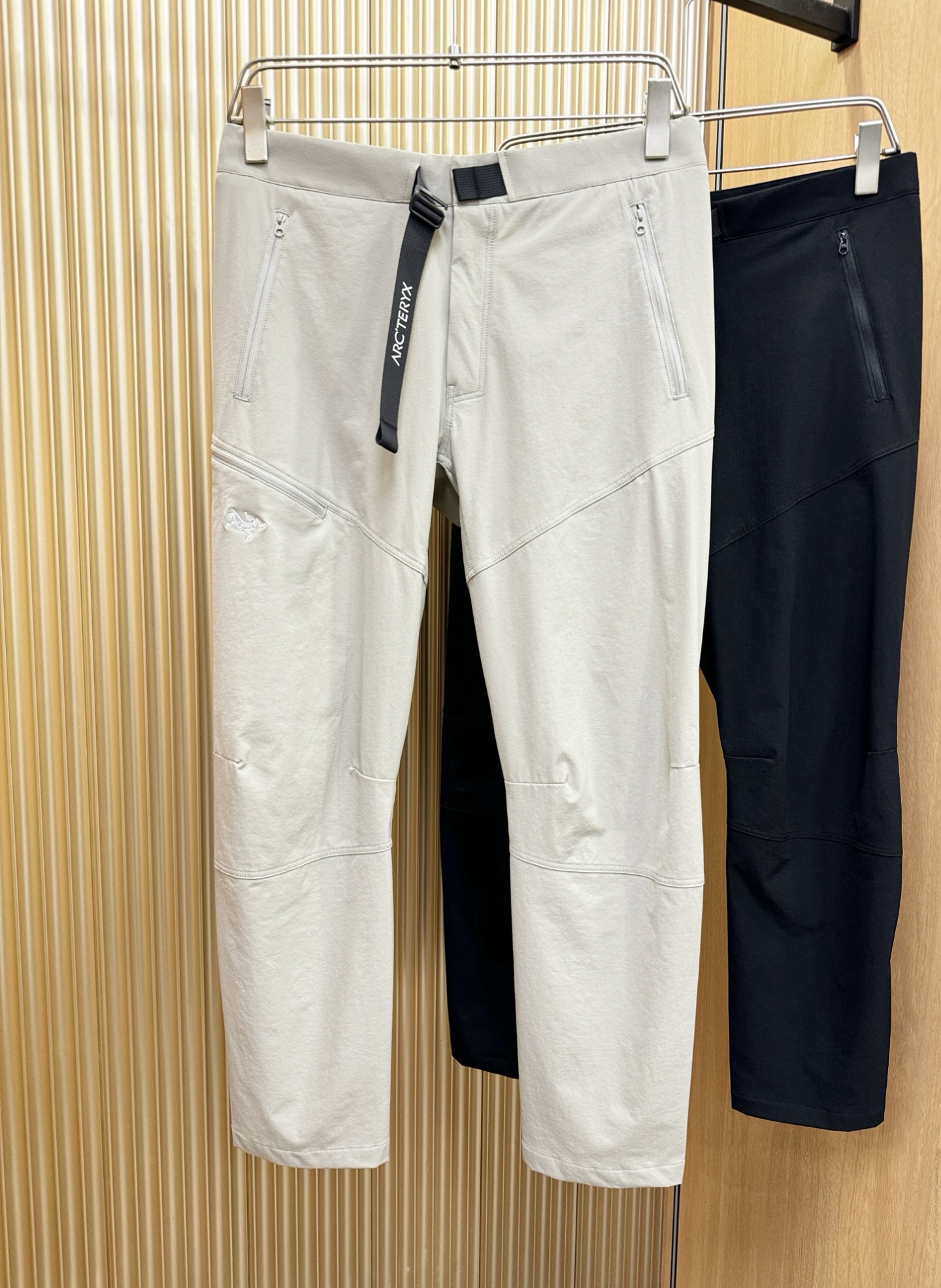 ARC‘TERYX/始祖鸟 防晒休闲裤，选用防晒面料，柔软舒适有质感，原版五金配件，非常炫酷，细节处理精