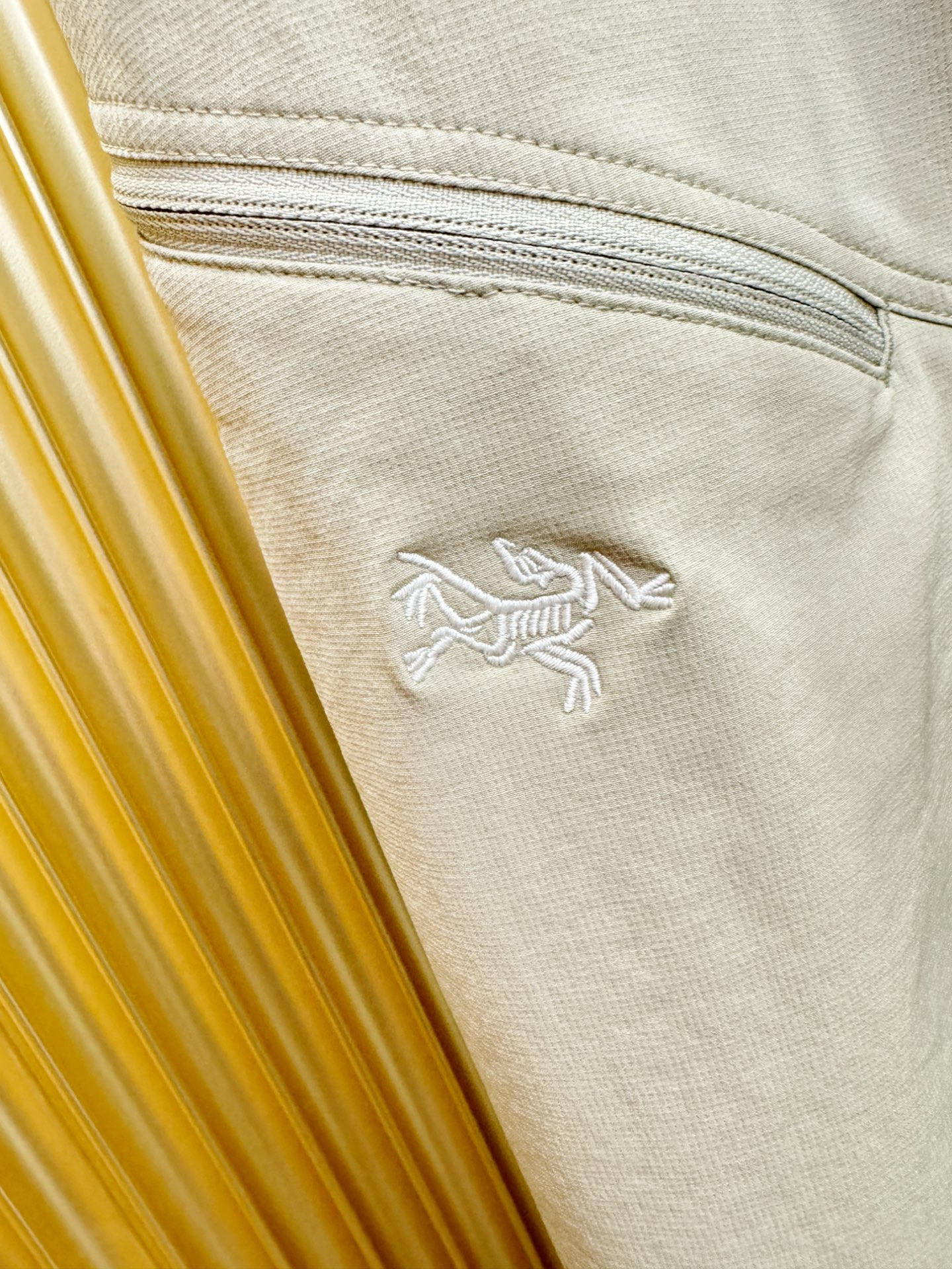 ARC‘TERYX/始祖鸟 防晒休闲裤，选用防晒面料，柔软舒适有质感，原版五金配件，非常炫酷，细节处理精