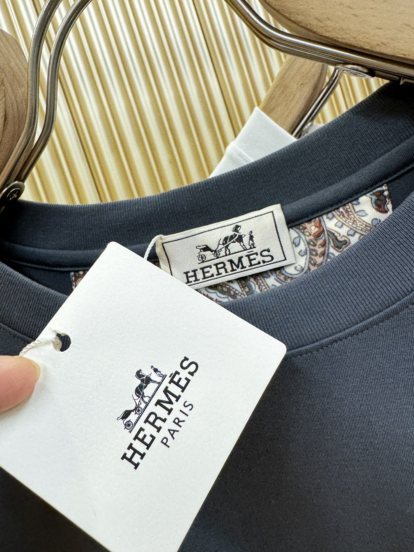 Hermès爱马仕  顶级品质 2026新品短袖！原版定制面料，手感柔软。顶级进口私货，时尚设计潮流短袖