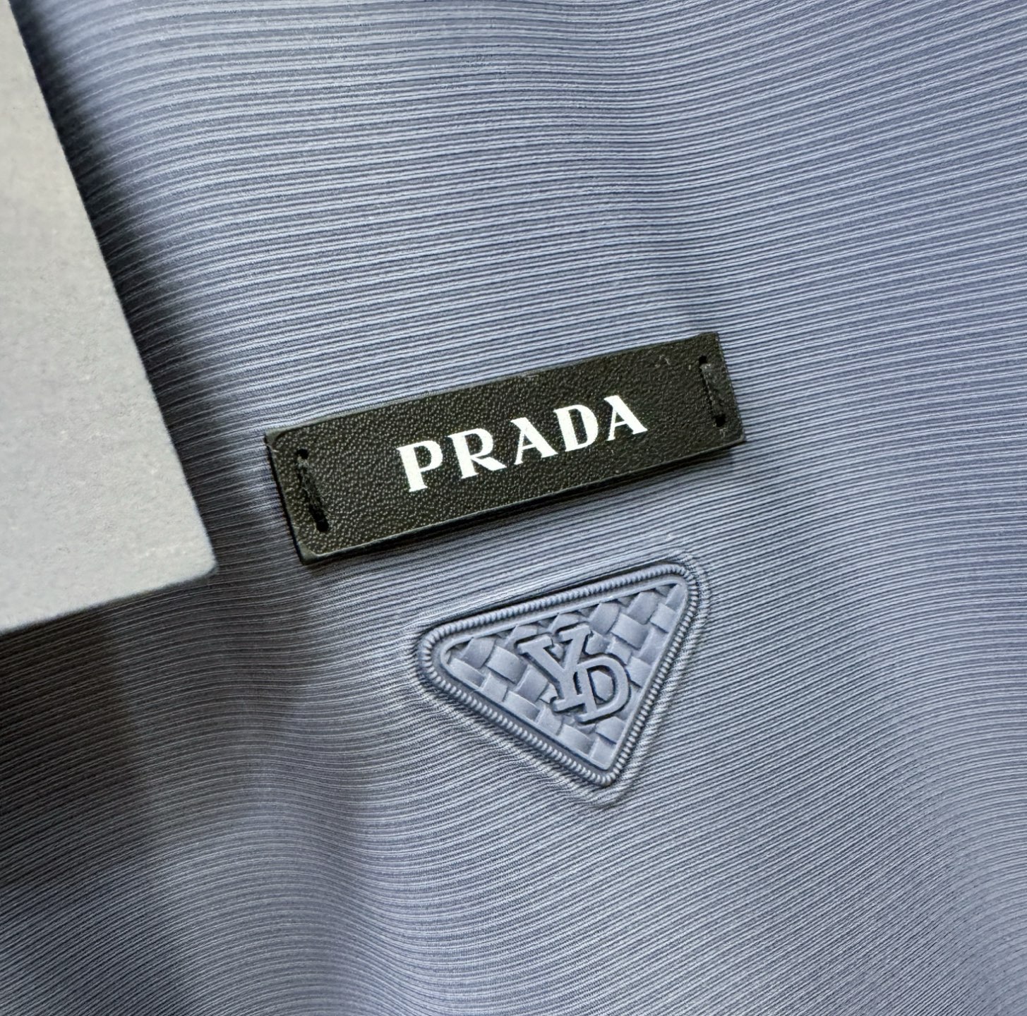 PRADA 普拉达  2026春夏新款首发专柜最新款翻领短袖，冰丝面料，高端订制 设计前卫时尚！品牌logo重工艺设计 