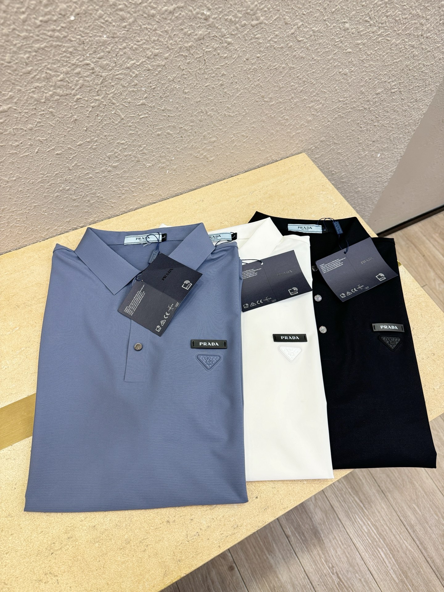 PRADA 普拉达  2026春夏新款首发专柜最新款翻领短袖，冰丝面料，高端订制 设计前卫时尚！品牌logo重工艺设计 