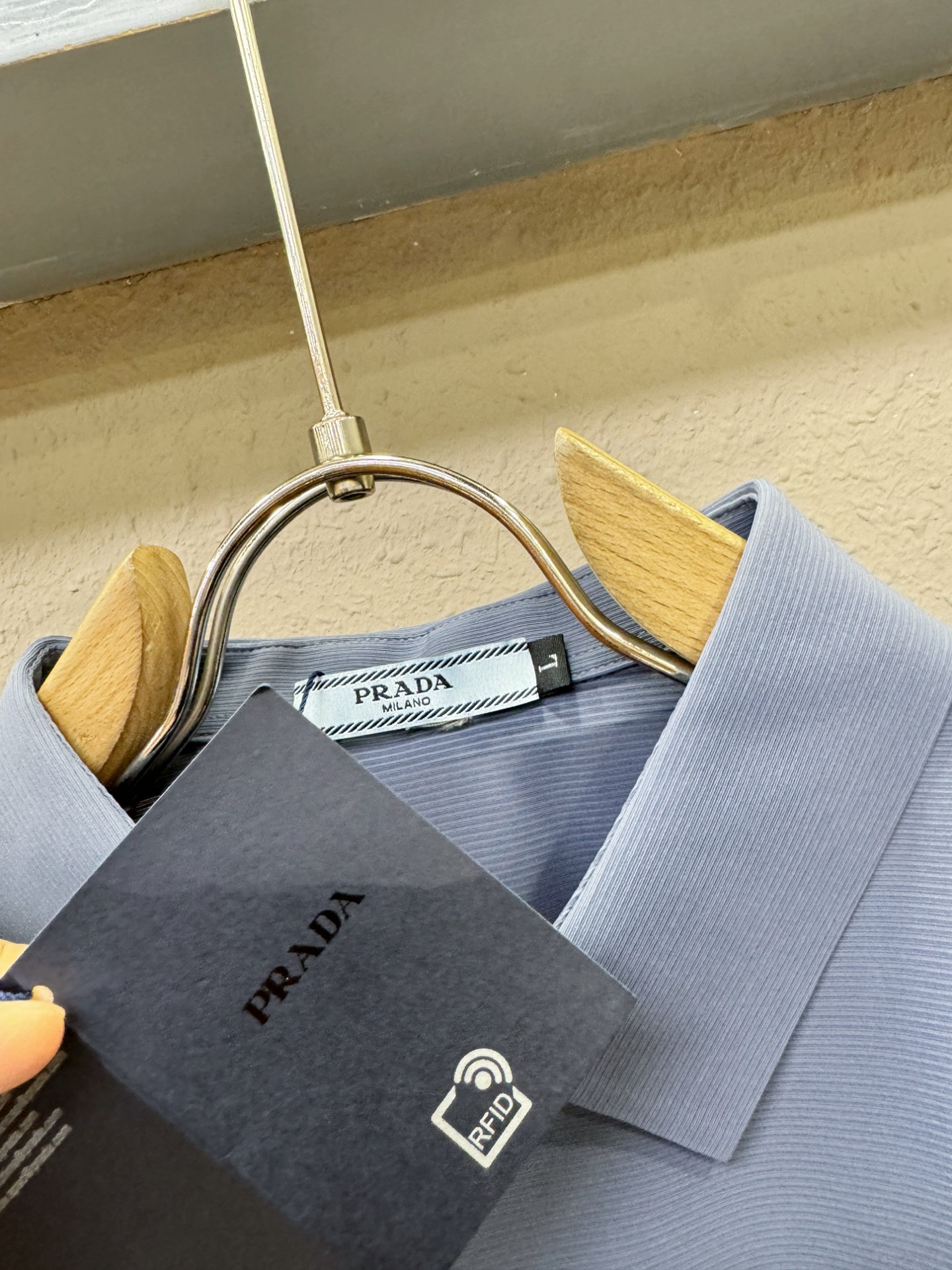 PRADA 普拉达  2026春夏新款首发专柜最新款翻领短袖，冰丝面料，高端订制 设计前卫时尚！品牌logo重工艺设计 