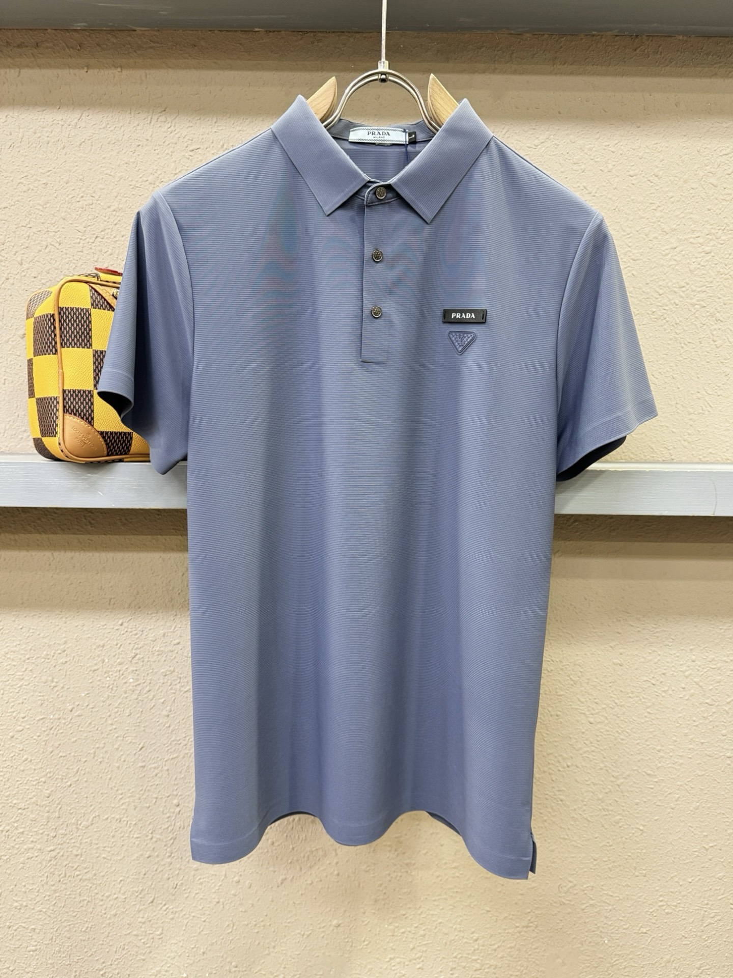 PRADA 普拉达  2026春夏新款首发专柜最新款翻领短袖，冰丝面料，高端订制 设计前卫时尚！品牌logo重工艺设计 