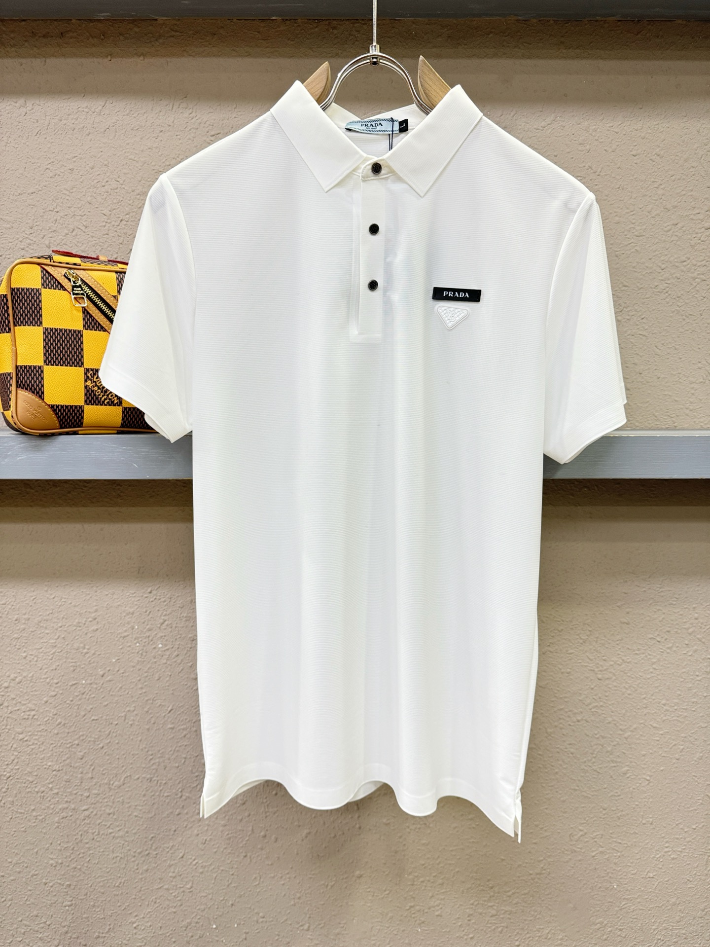 PRADA 普拉达  2026春夏新款首发专柜最新款翻领短袖，冰丝面料，高端订制 设计前卫时尚！品牌logo重工艺设计 