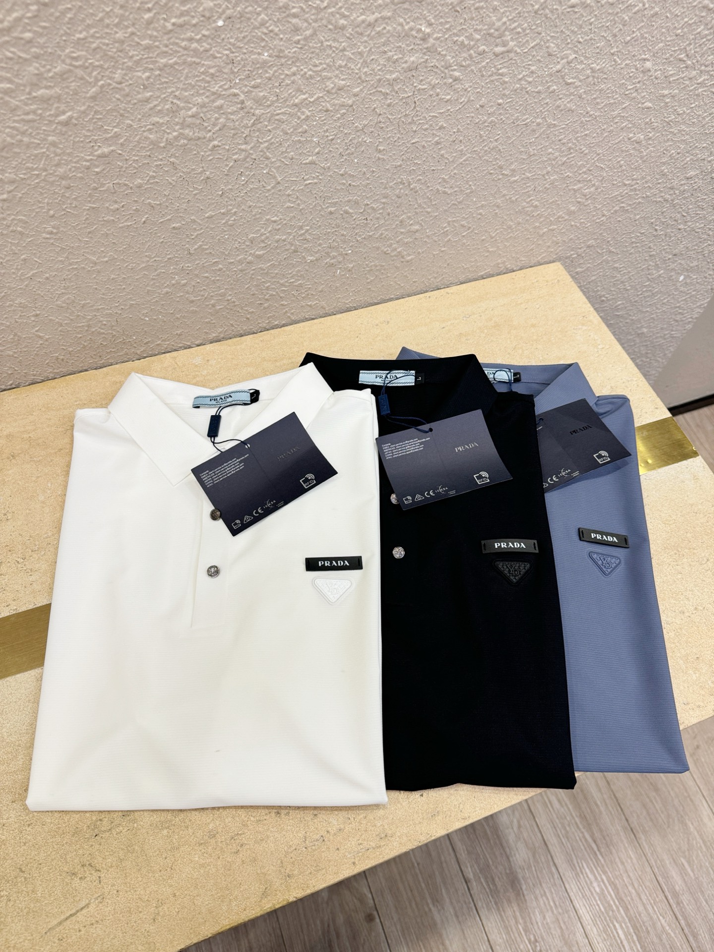 PRADA 普拉达  2026春夏新款首发专柜最新款翻领短袖，冰丝面料，高端订制 设计前卫时尚！品牌logo重工艺设计 