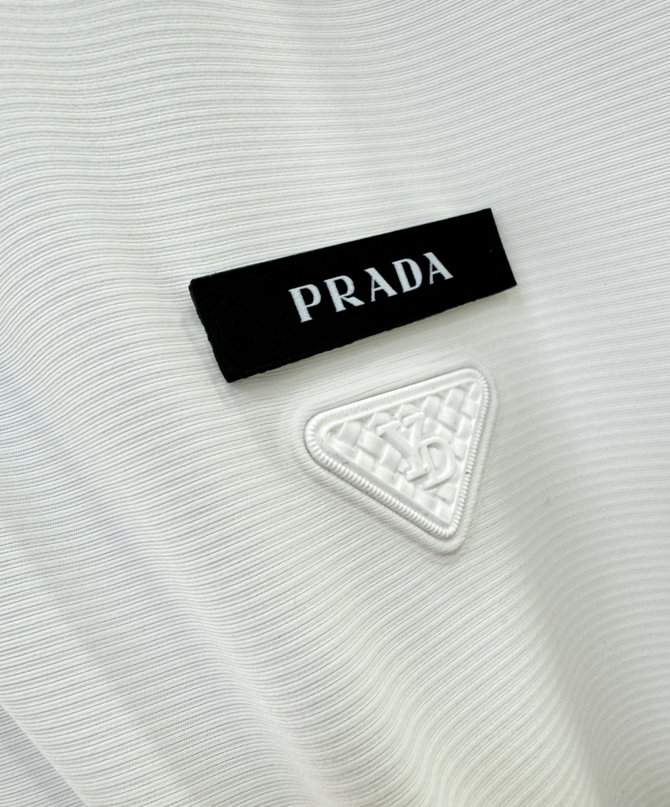 PRADA 普拉达  2026春夏新款首发专柜最新款翻领短袖，冰丝面料，高端订制 设计前卫时尚！品牌logo重工艺设计 