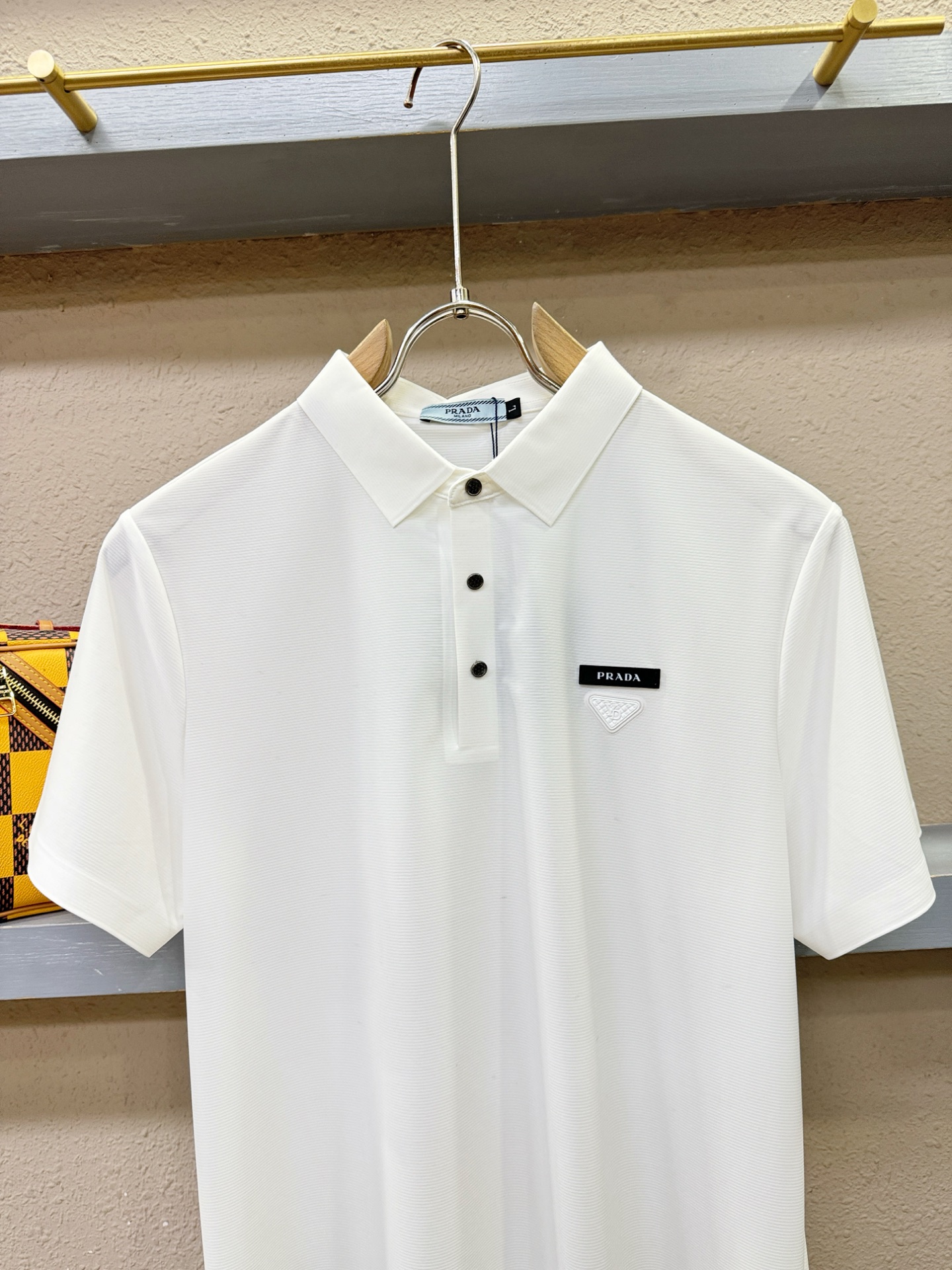 PRADA 普拉达  2026春夏新款首发专柜最新款翻领短袖，冰丝面料，高端订制 设计前卫时尚！品牌logo重工艺设计 