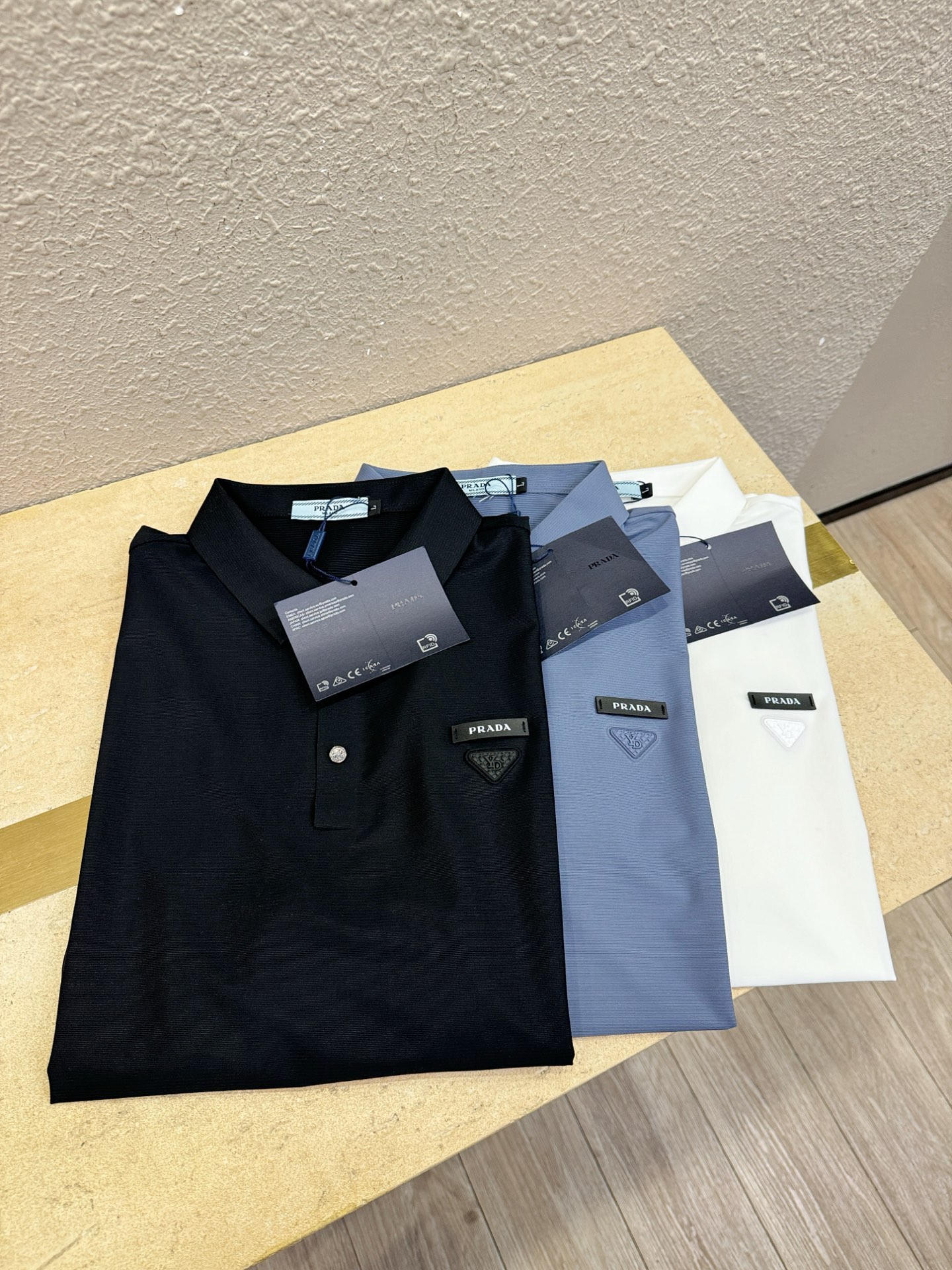 PRADA 普拉达  2026春夏新款首发专柜最新款翻领短袖，冰丝面料，高端订制 设计前卫时尚！品牌logo重工艺设计 
